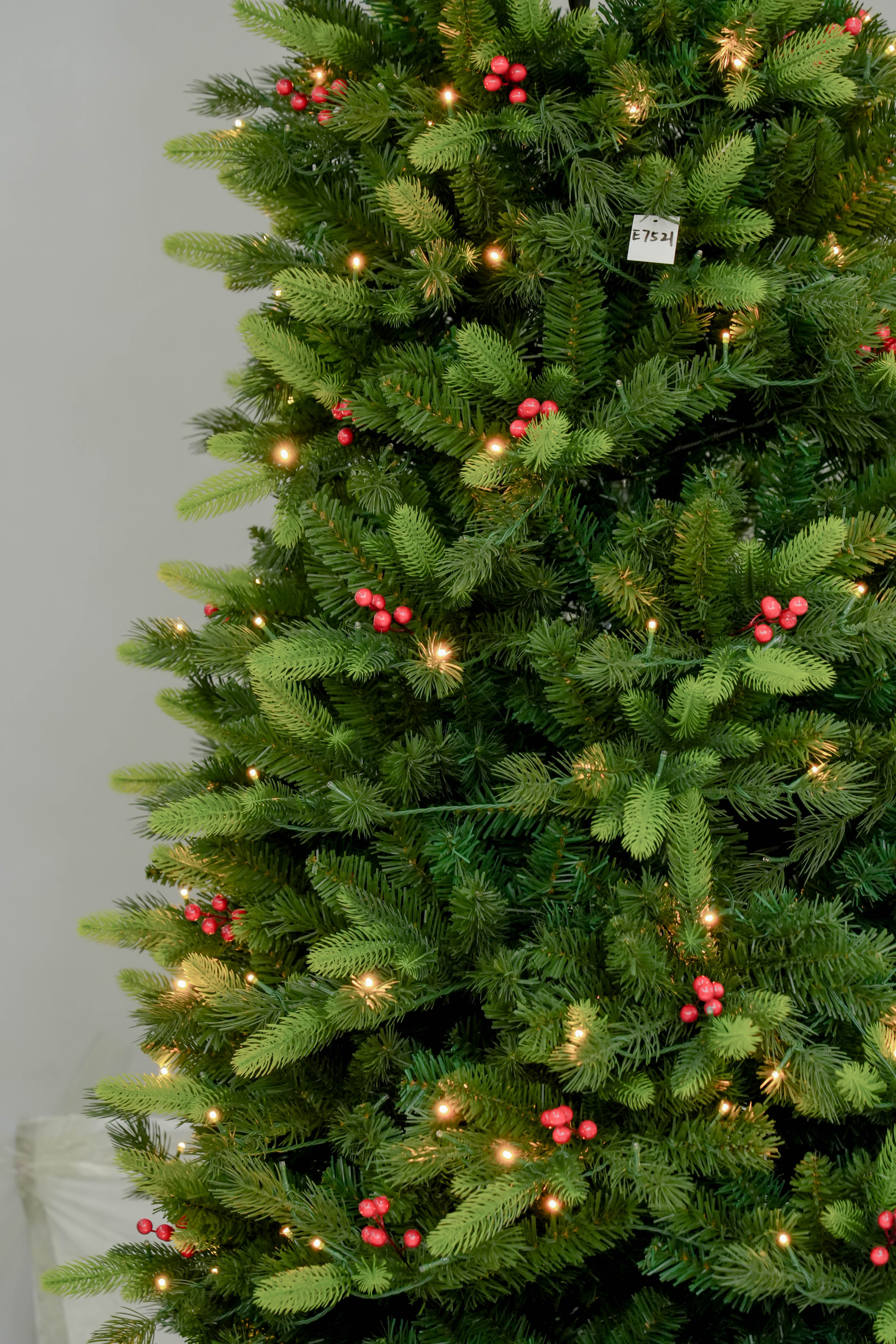 The 2025 new PE material simulation Christmas tree is 1.2 to 3 meters tall, luxurious and encrypted with LED lighting. It is a must-have for Christmas decoration details Picture