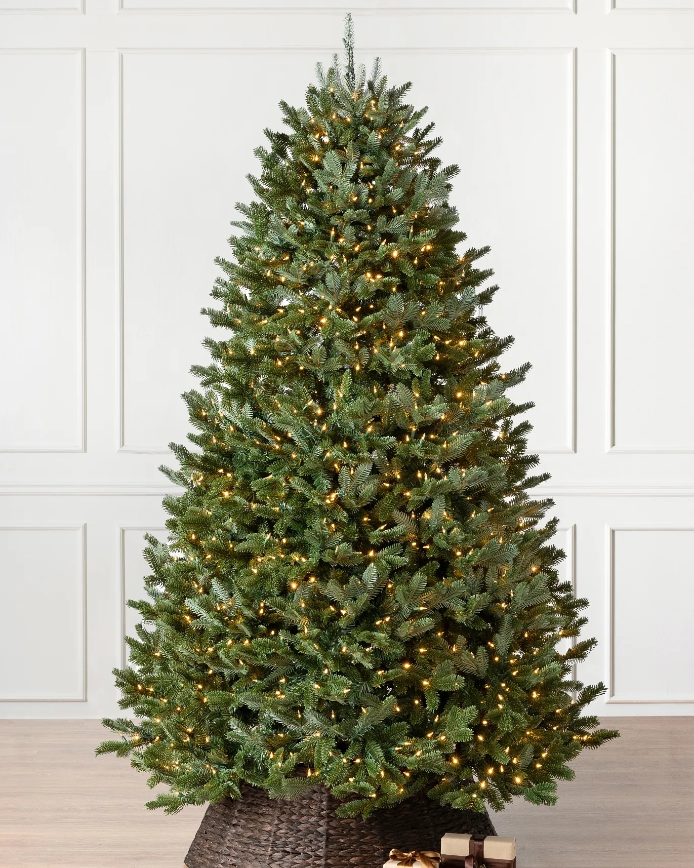 A new 2025 best-selling luxury and high-end PE hybrid Christmas tree with LED lights from Europe and America