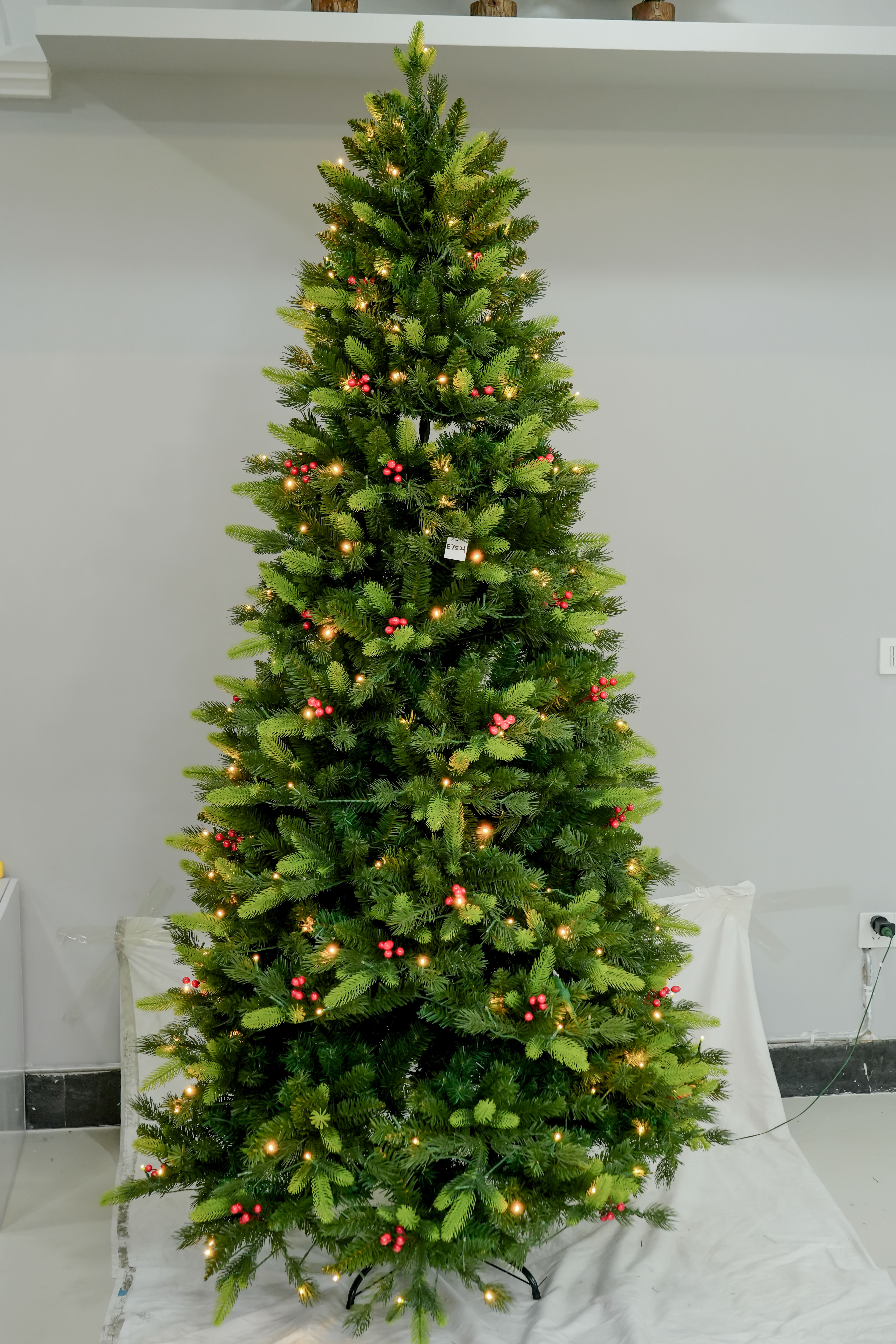 The 2025 new PE material simulation Christmas tree is 1.2 to 3 meters tall, luxurious and encrypted with LED lighting. It is a must-have for Christmas decoration