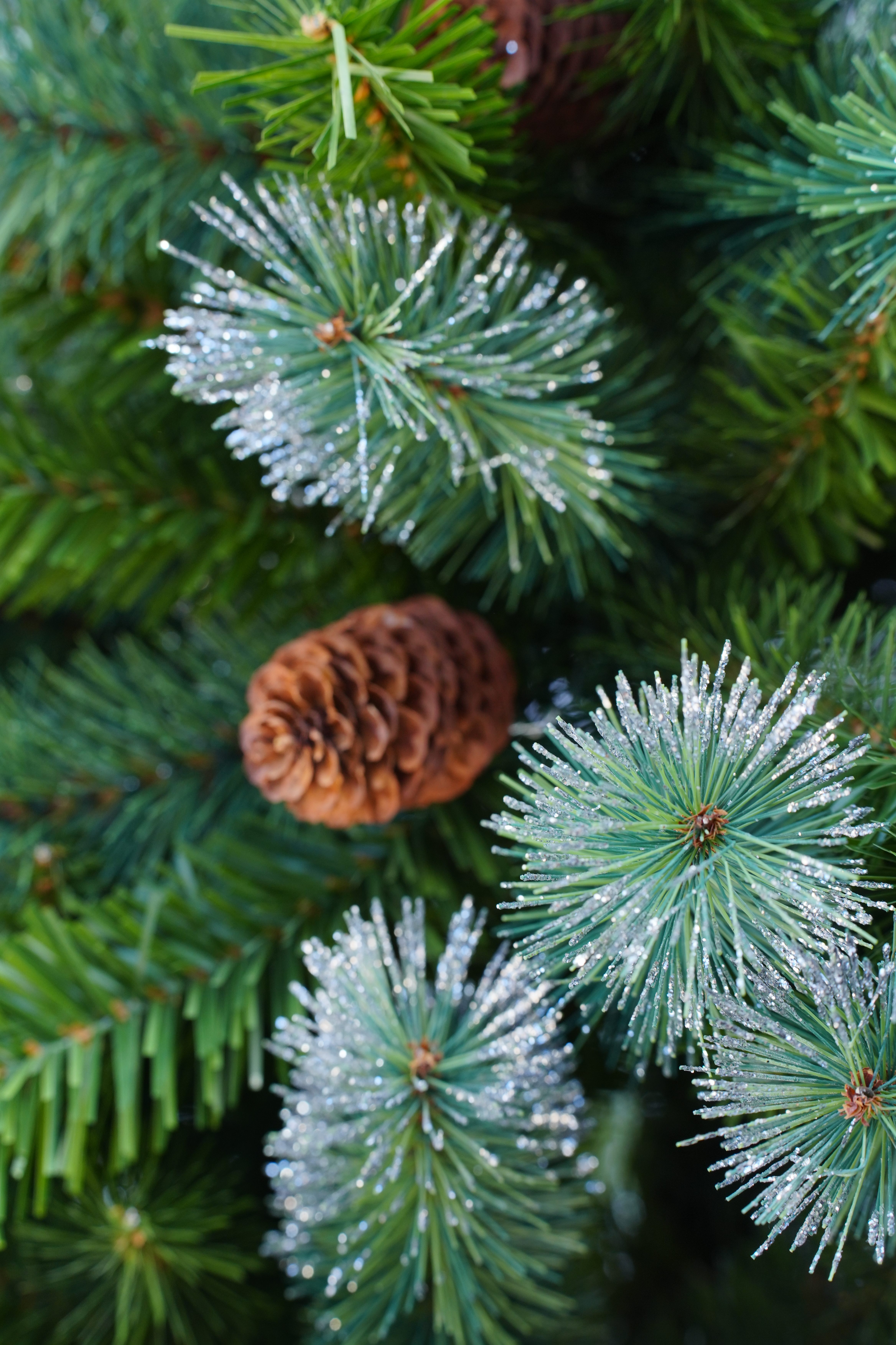 The 2025 new Christmas encrypted high-end mixed whitewashed Christmas tree is 1.8m/ 1.5m / 2.1m spray-painted cedar tree with pine needles Item Picture