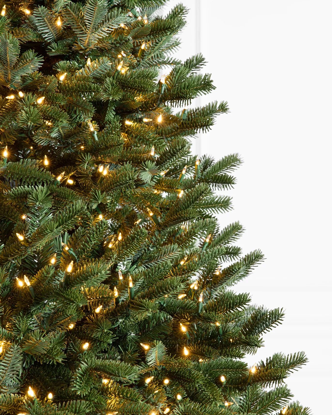 A new 2025 best-selling luxury and high-end PE hybrid Christmas tree with LED lights from Europe and America Item Picture