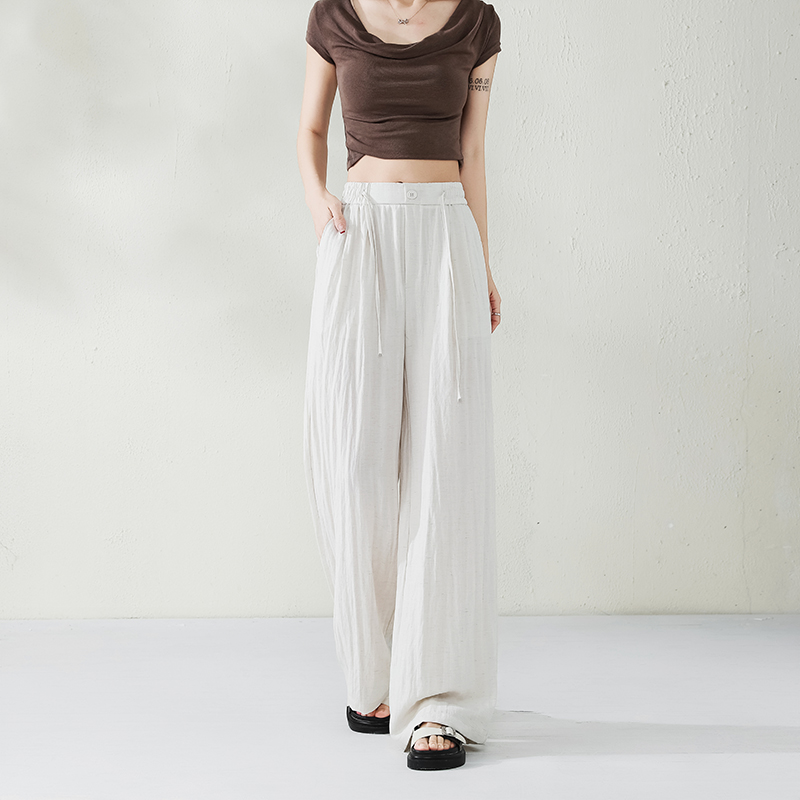 Straight-leg pants are simple, fashionable and versatile, making them an ideal choice for daily wear. They offer a comfortable and leg-covering style that can be easily worn by all body types. The color matching is high-end. White shoes add vitality, while boots add a cool touch. There are various tops and sweatshirts for a casual look details Picture