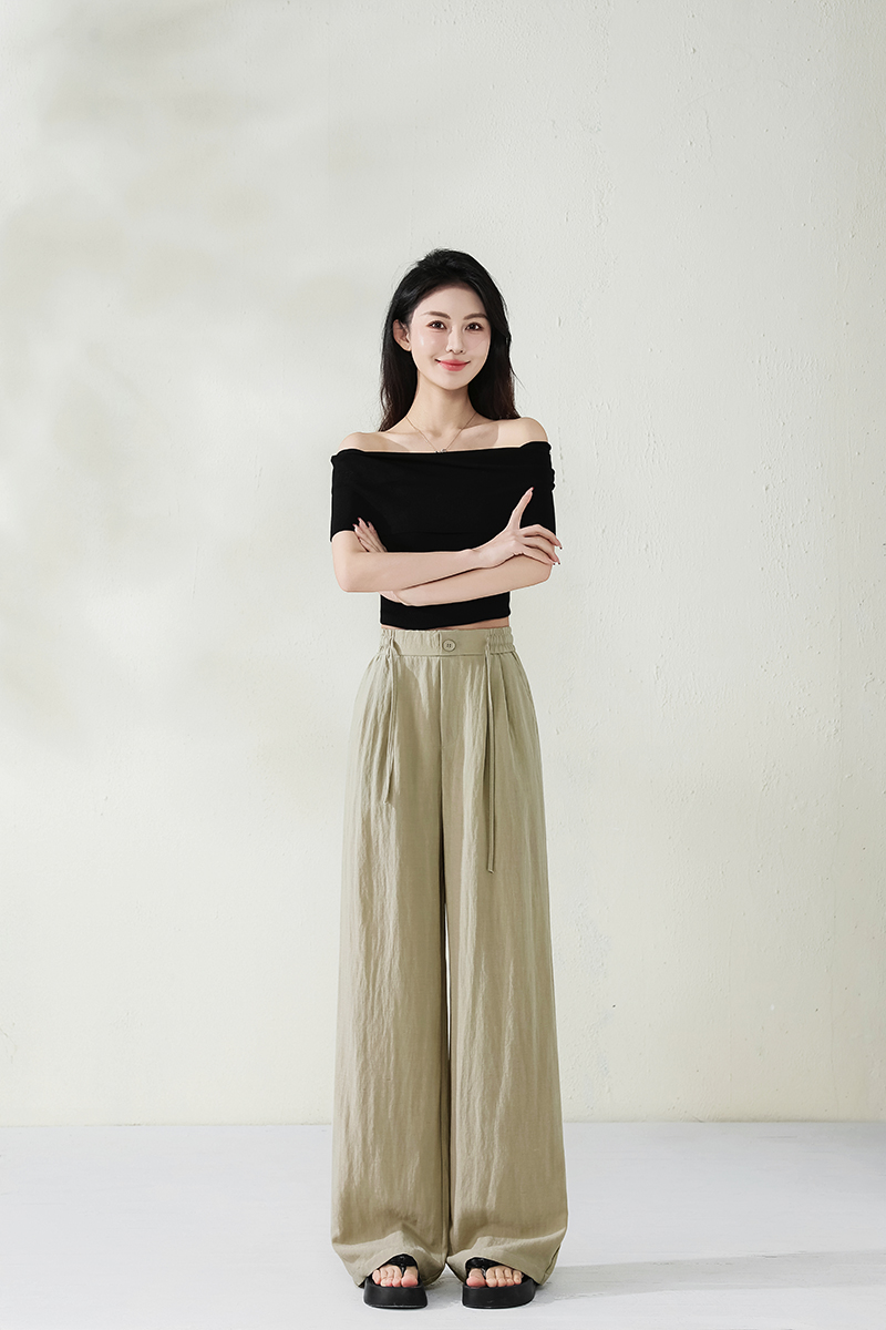 Straight-leg pants are simple, fashionable and versatile, making them an ideal choice for daily wear. They offer a comfortable and leg-covering style that can be easily worn by all body types. The color matching is high-end. White shoes add vitality, while boots add a cool touch. There are various tops and sweatshirts for a casual look Item Picture