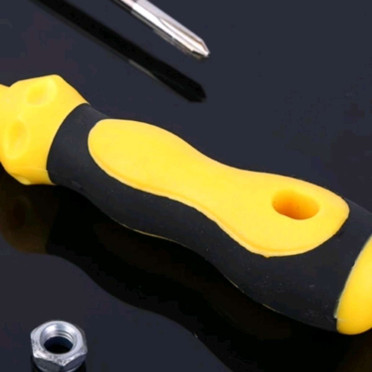 High-quality hoist rubber handle magnetic screwdriver manual repair and disassembly tool, chromium-vanadium steel single screwdriver Application Scenario