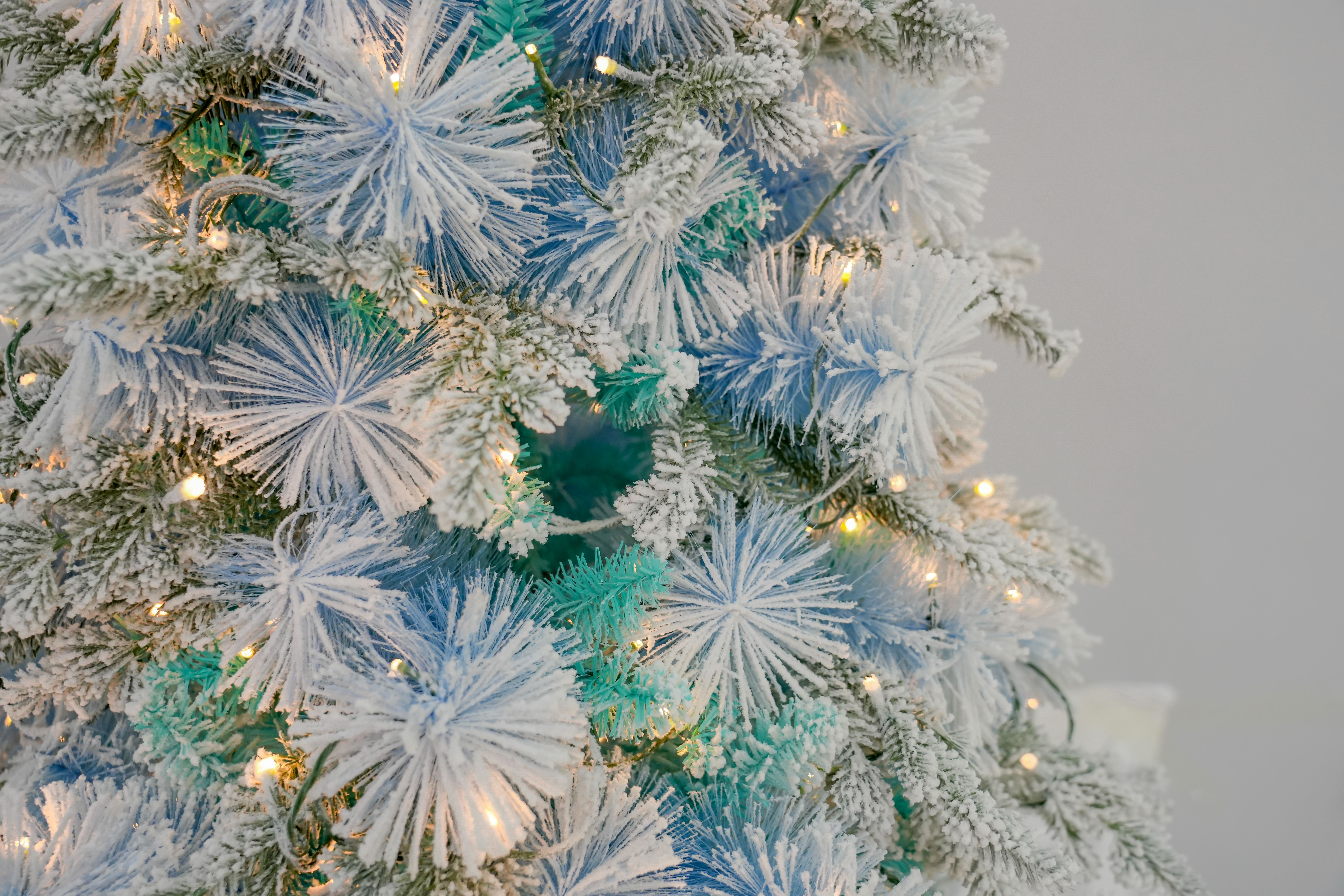 The 2025 new Amazon bestseller PET pine needle mixed with blue PVC flocking automatic Christmas tree with LED lights Specification image