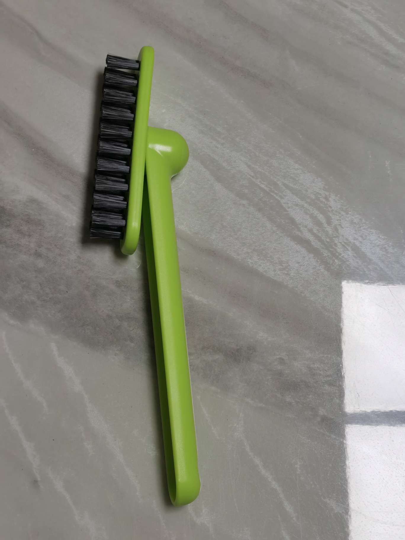 Multi-functional rotating bathroom crevice brush, kitchen stove, bathroom without dead corners, hard bristle floor crevice cleaning brush, brush, brush, fan dust removal brush Application Scenario