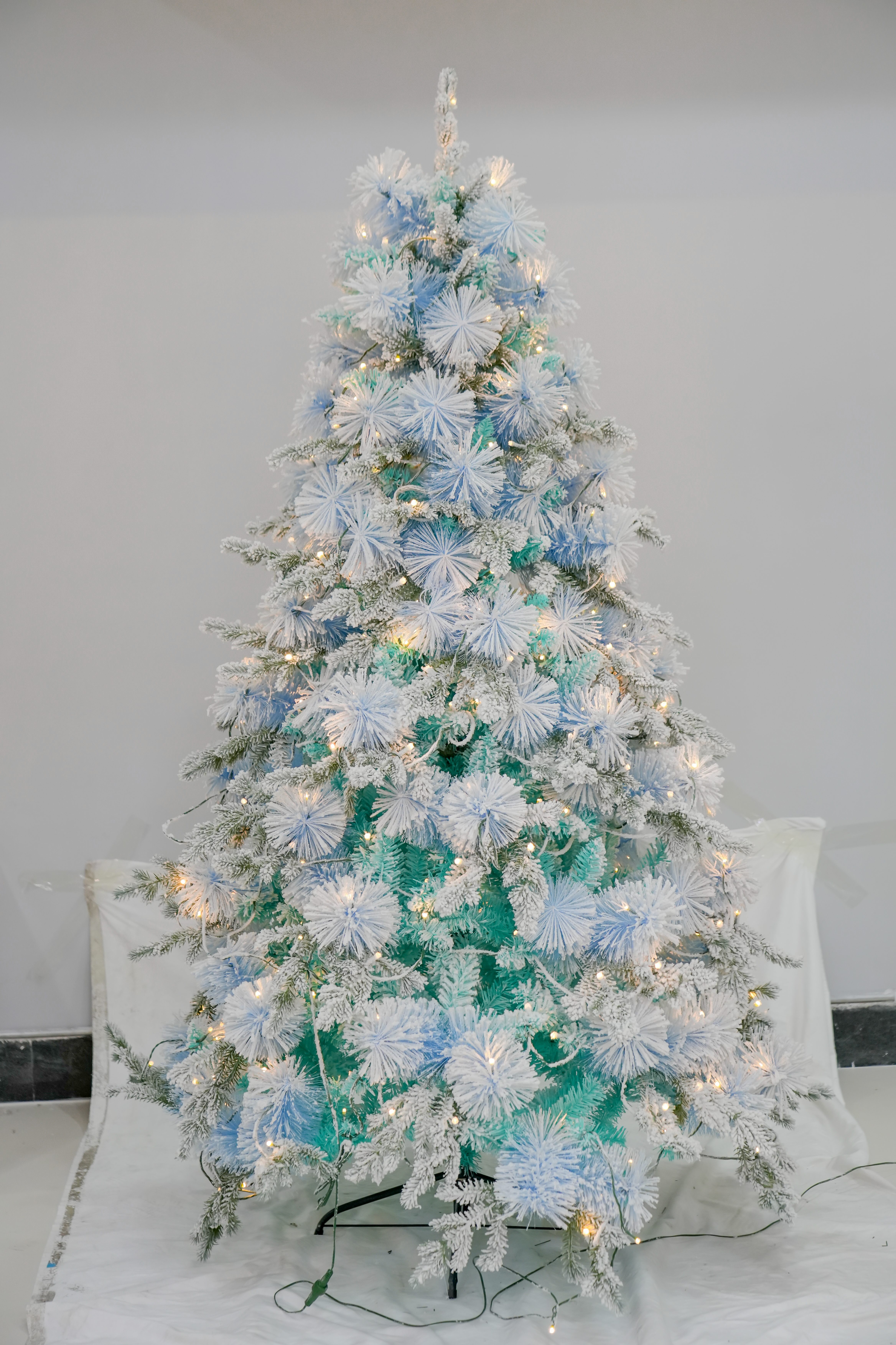 The 2025 new Amazon bestseller PET pine needle mixed with blue PVC flocking automatic Christmas tree with LED lights
