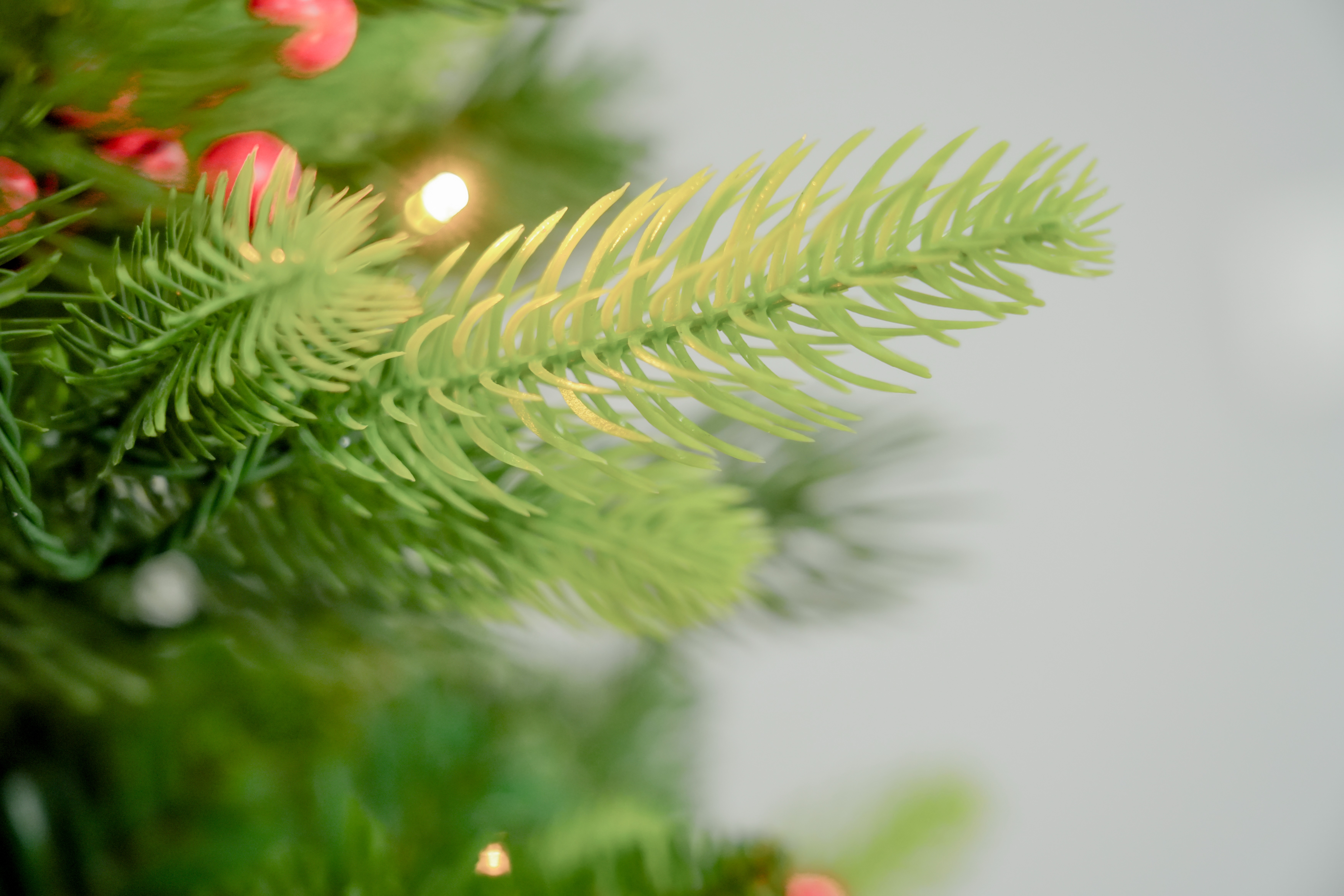 The 2025 new PE material simulation Christmas tree is 1.2 to 3 meters tall, luxurious and encrypted with LED lighting. It is a must-have for Christmas decoration Item Picture