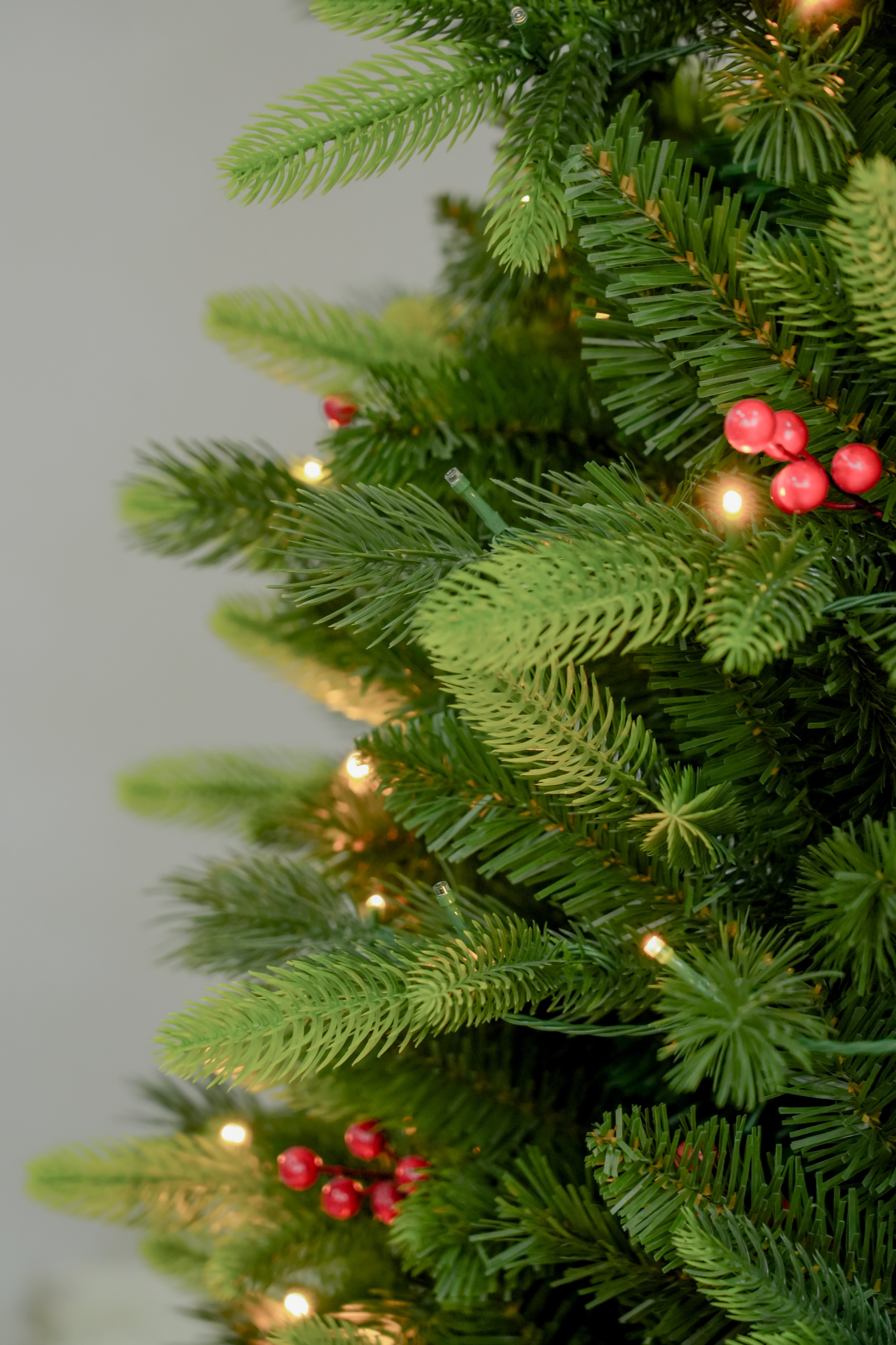 The 2025 new PE material simulation Christmas tree is 1.2 to 3 meters tall, luxurious and encrypted with LED lighting. It is a must-have for Christmas decoration Application Scenario