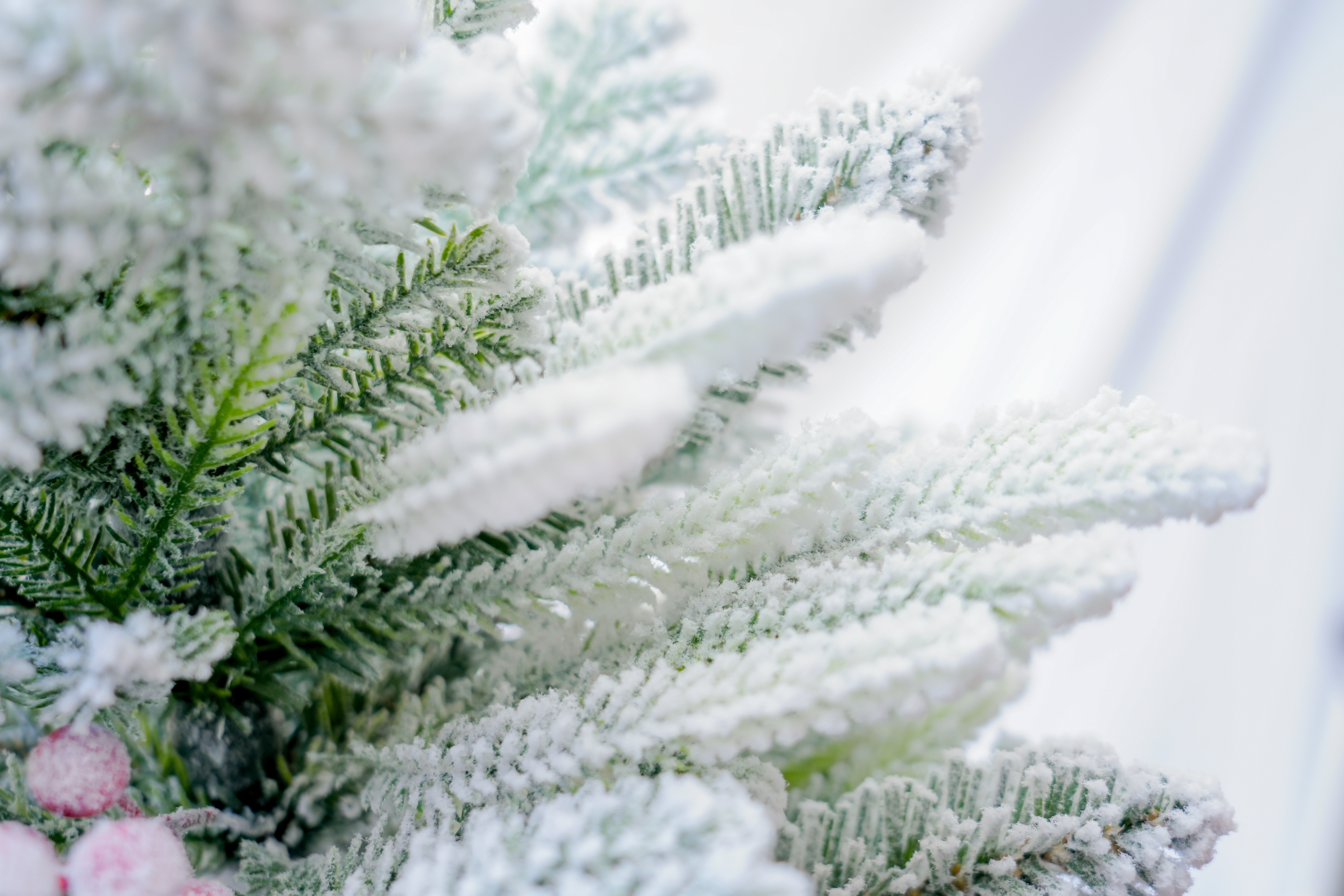 The 2025 new model 7523 1.5m, 1.8m, 2.1m cross-border best-selling PE mixed flocking snowfall Christmas tree Application Scenario