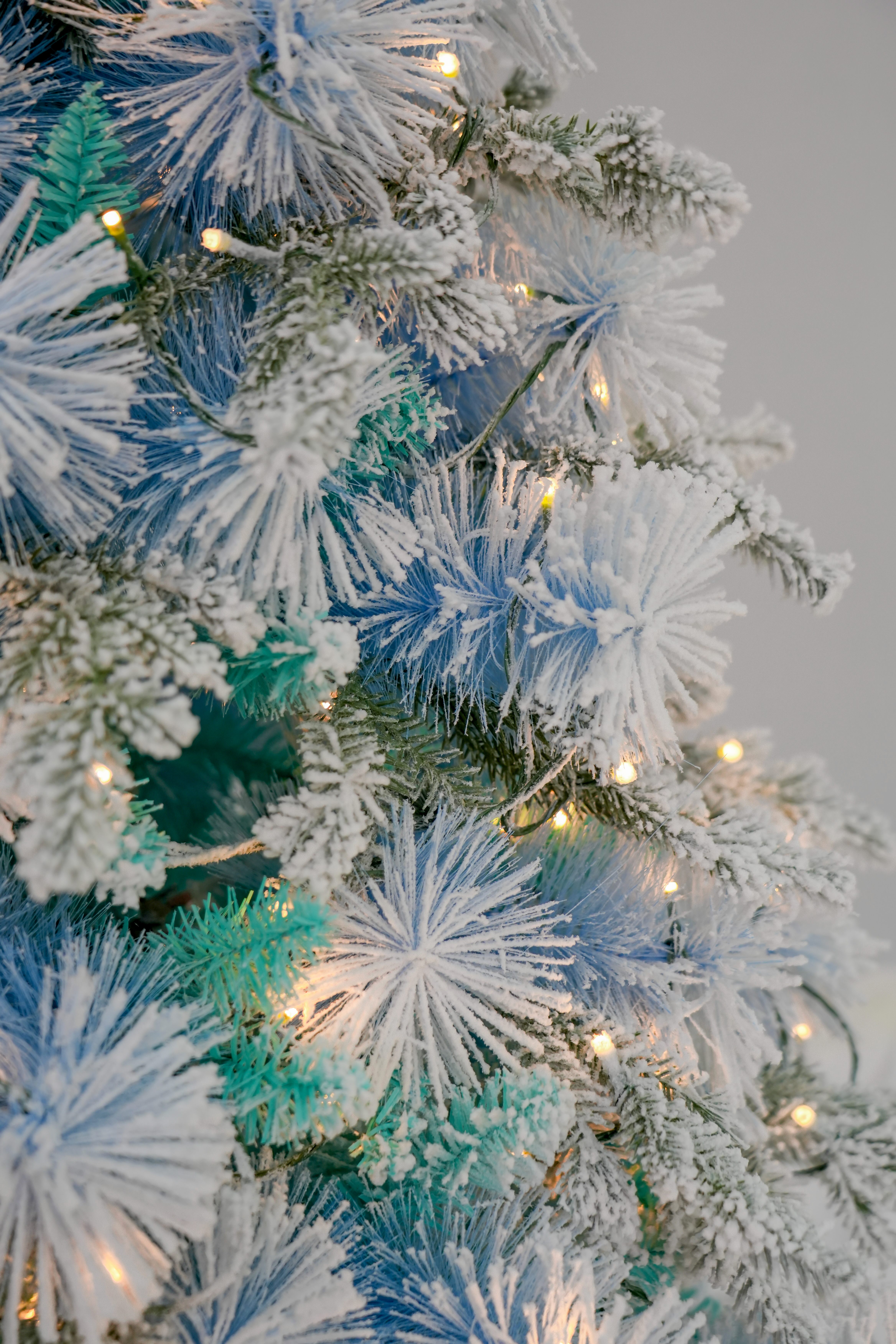 The 2025 new Amazon bestseller PET pine needle mixed with blue PVC flocking automatic Christmas tree with LED lights details Picture