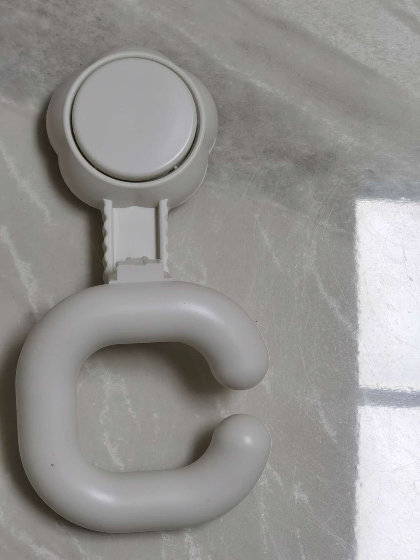 Plastic wall-mounted hair dryer rack for household bathroom and toilet without perforating suction cups undefined