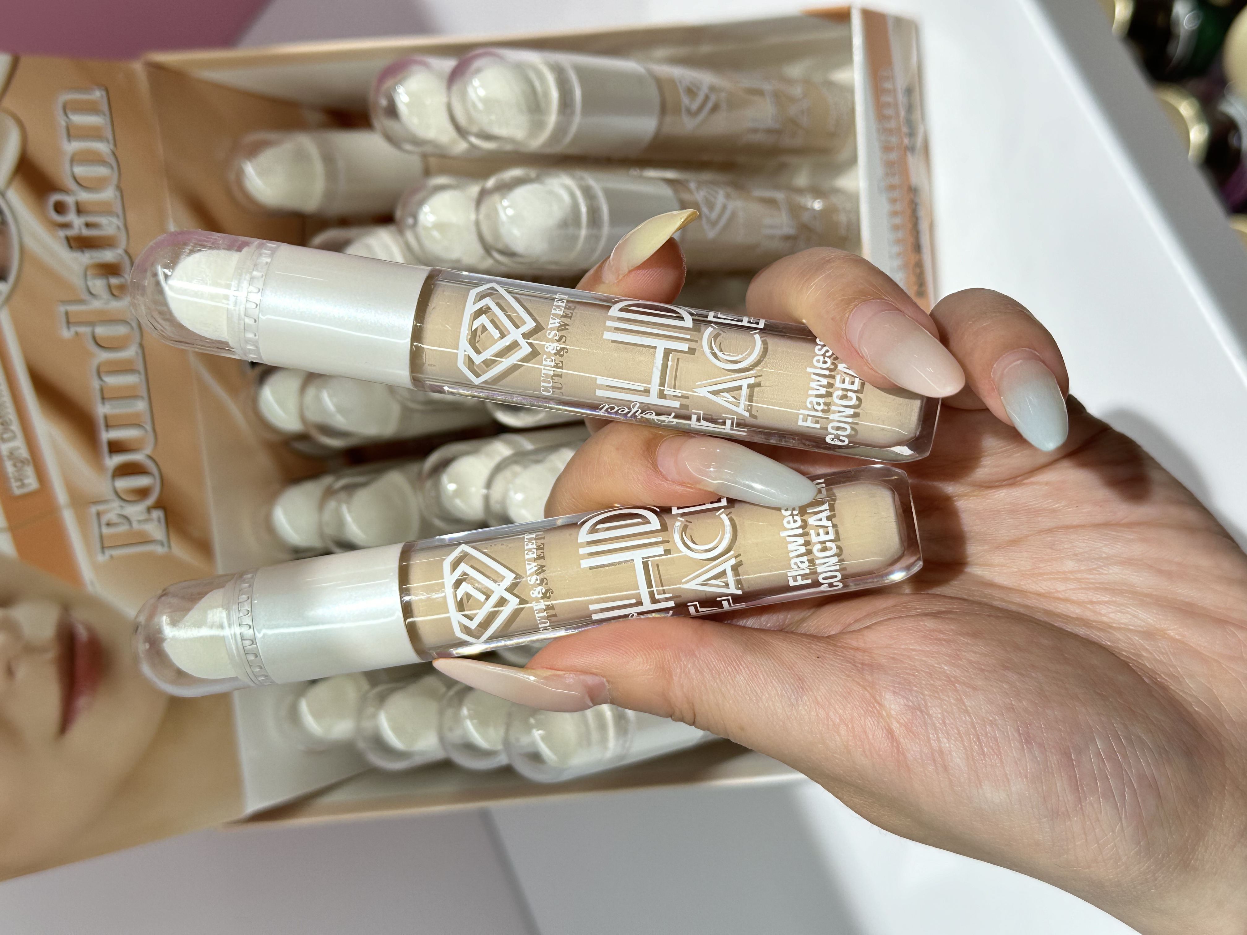 HSM Whitening Foundation is a waterproof, moisturizing and oil-control cosmetic that brightens the skin tone, conceals blemishes for a long time without smudge Specification image