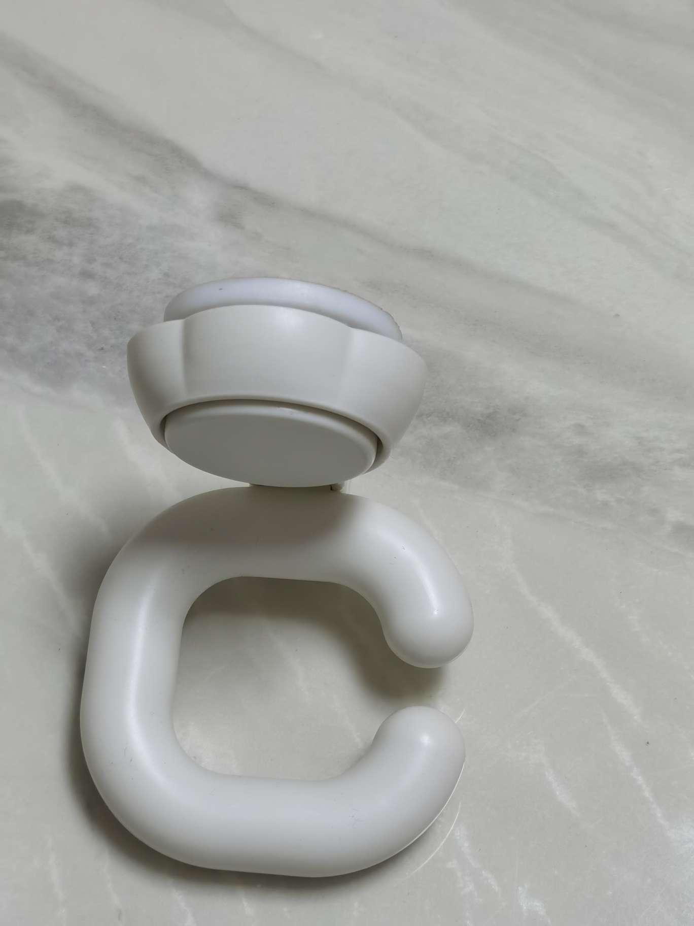 Plastic wall-mounted hair dryer rack for household bathroom and toilet without perforating suction cups undefined