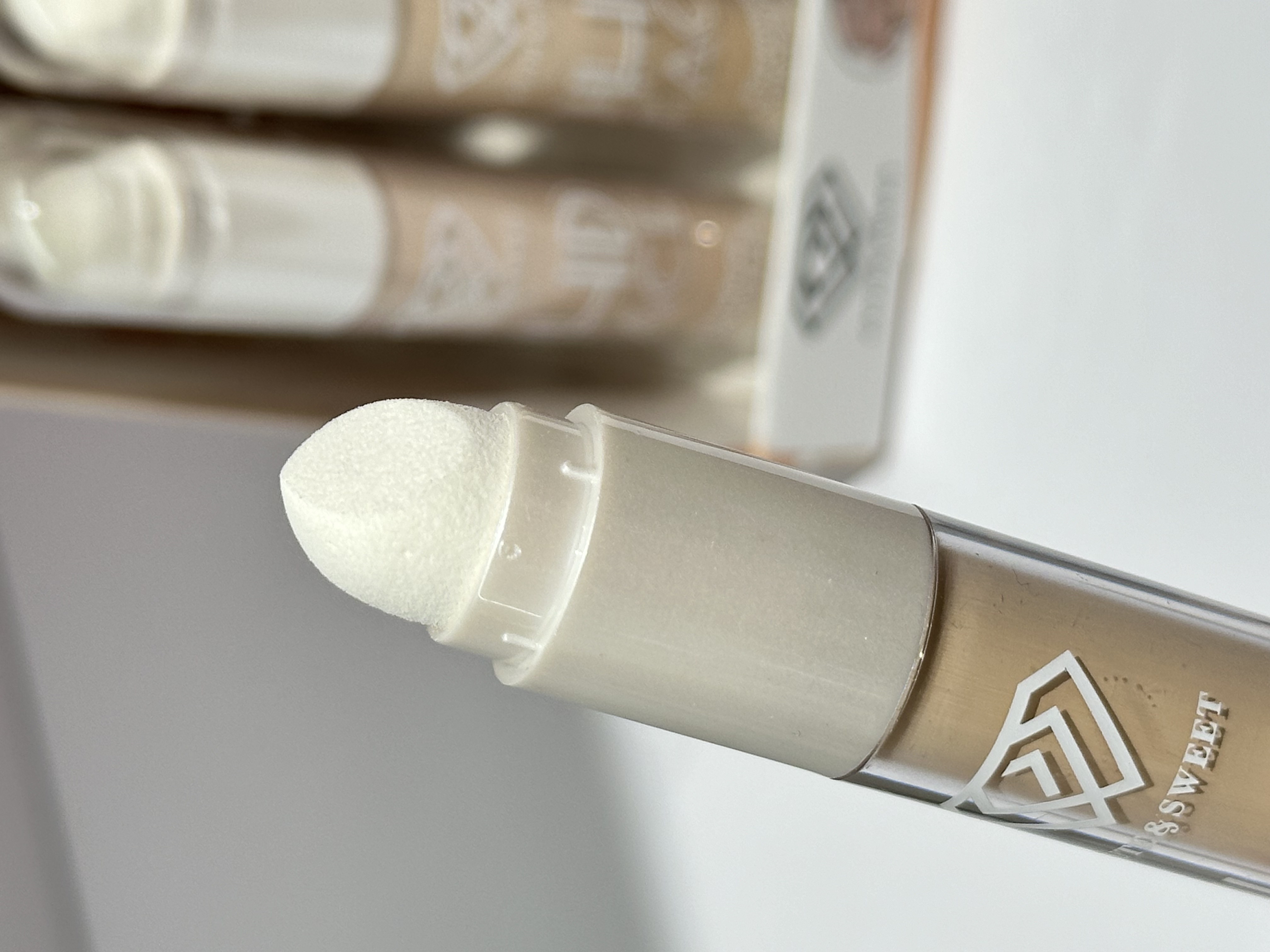 HSM Whitening Foundation is a waterproof, moisturizing and oil-control cosmetic that brightens the skin tone, conceals blemishes for a long time without smudge Application Scenario