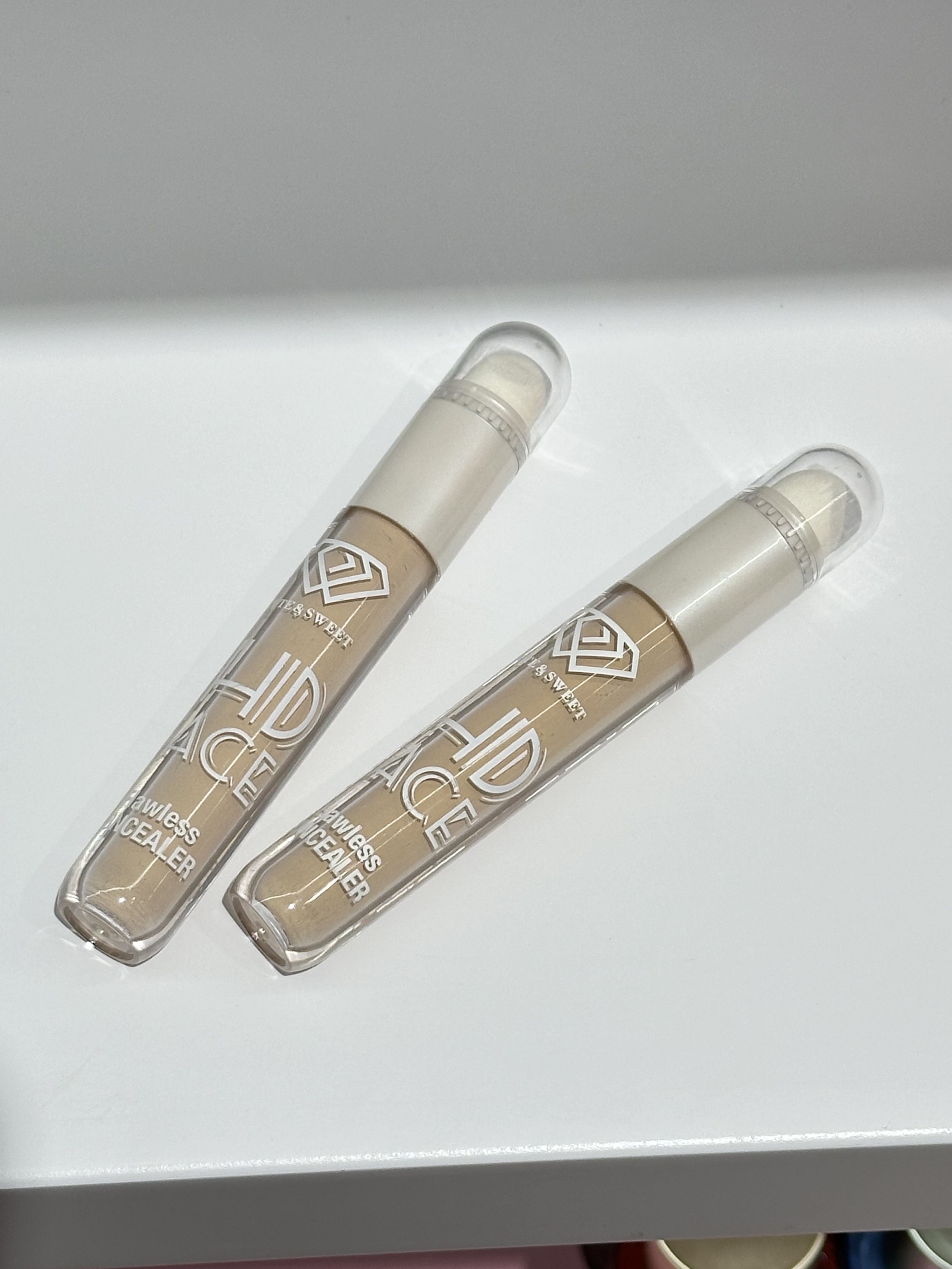 HSM Whitening Foundation is a waterproof, moisturizing and oil-control cosmetic that brightens the skin tone, conceals blemishes for a long time without smudge Item Picture