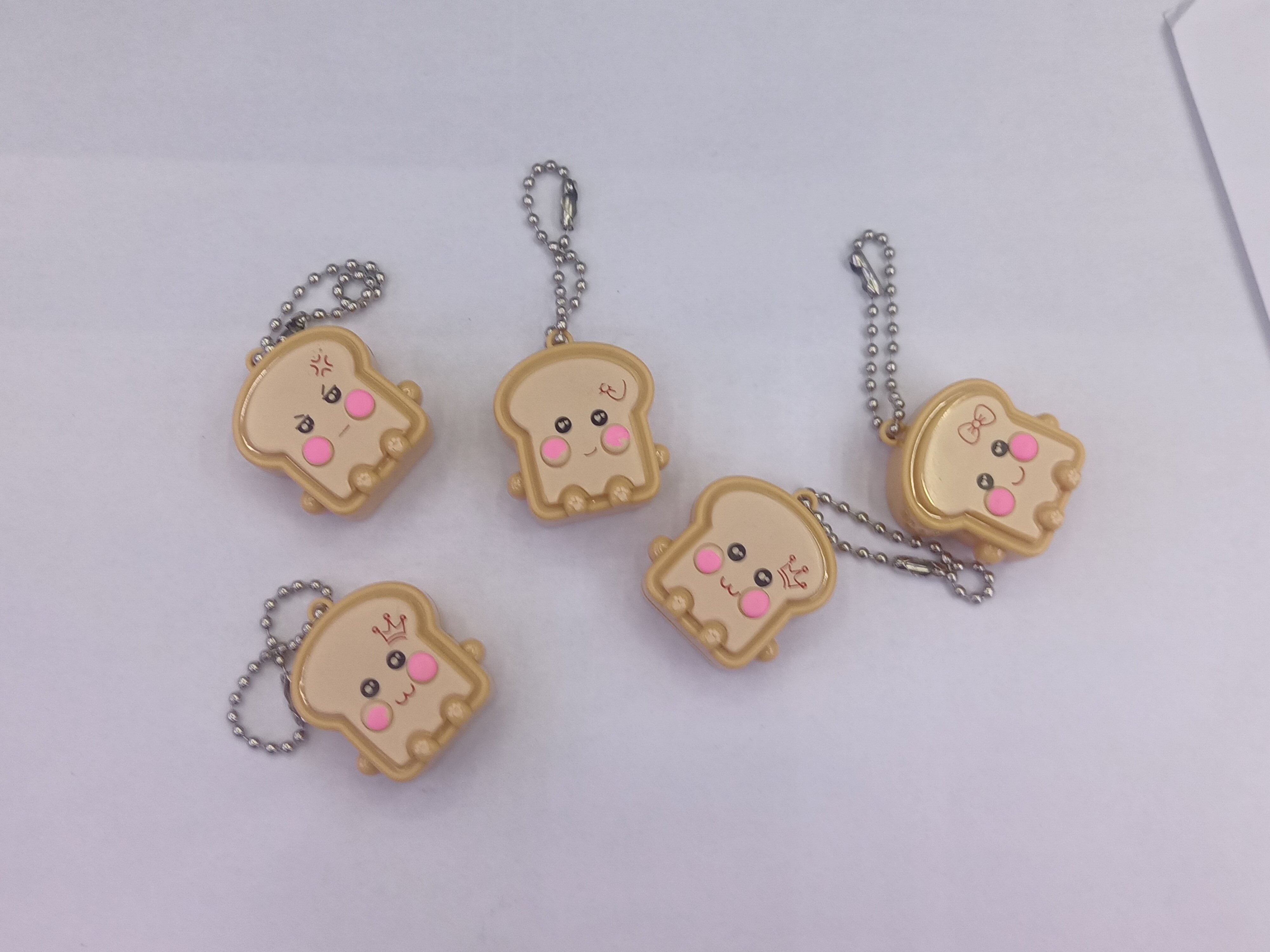 可爱仿真食物卡通表情吐司钥匙扣学生搞怪趣味背包挂件