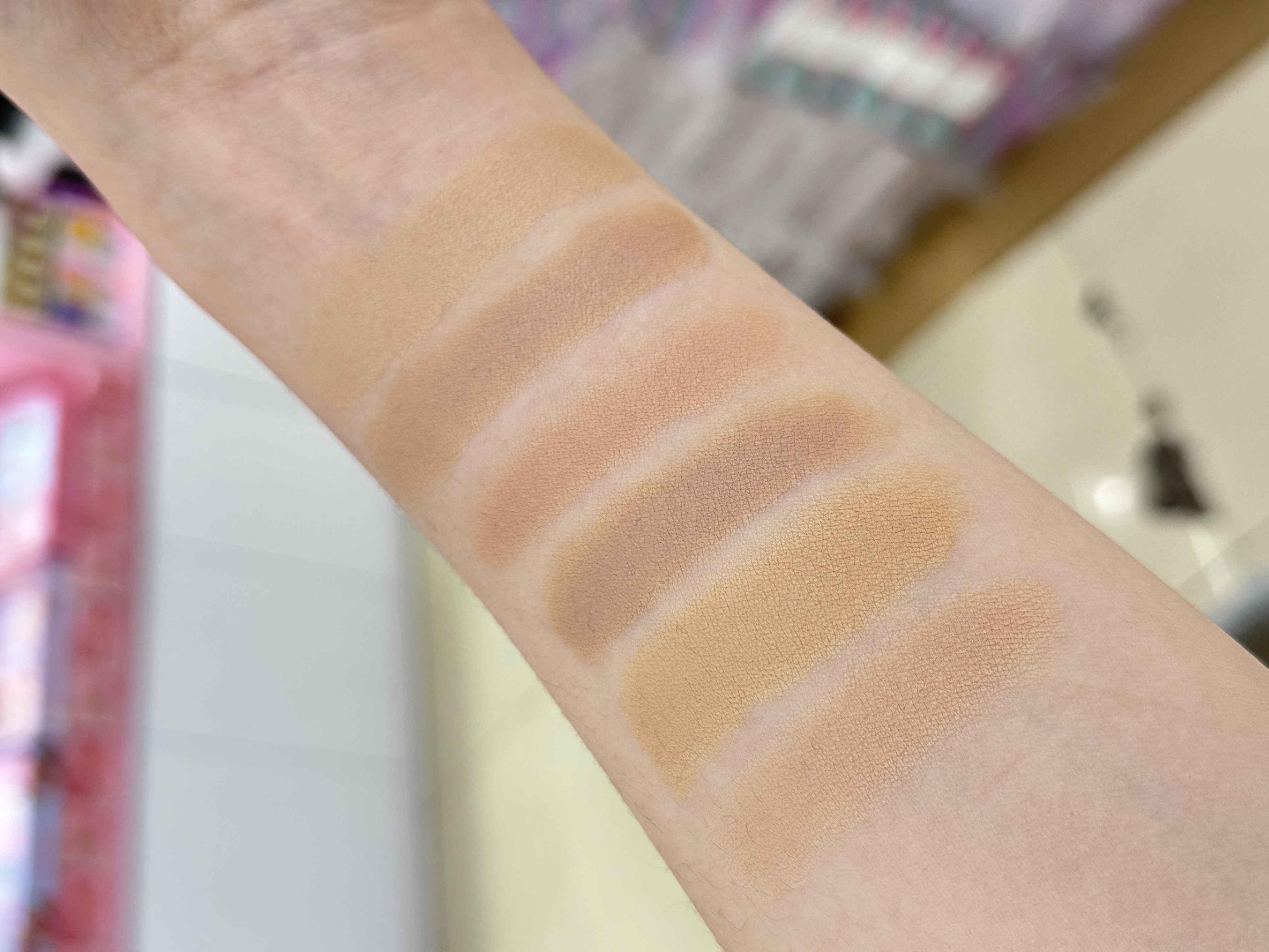 HSM Whitening Foundation is a waterproof, moisturizing and oil-control cosmetic that brightens the skin tone, conceals blemishes for a long time without smudge details Picture
