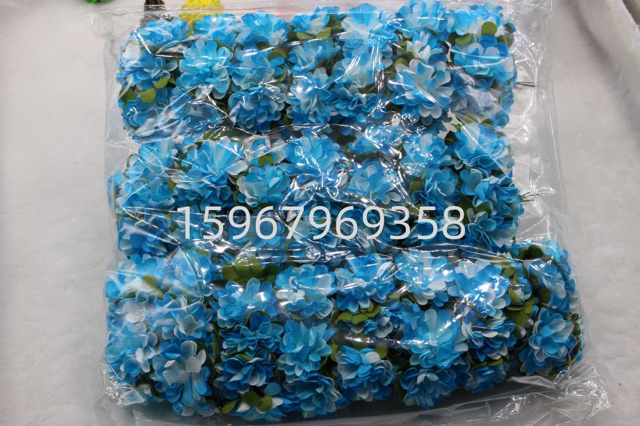 Two-color carnation artificial flowers, artificial garden plant accessories, Christmas wreath decorations, green ecological and environmentally friendly, beautifying the space