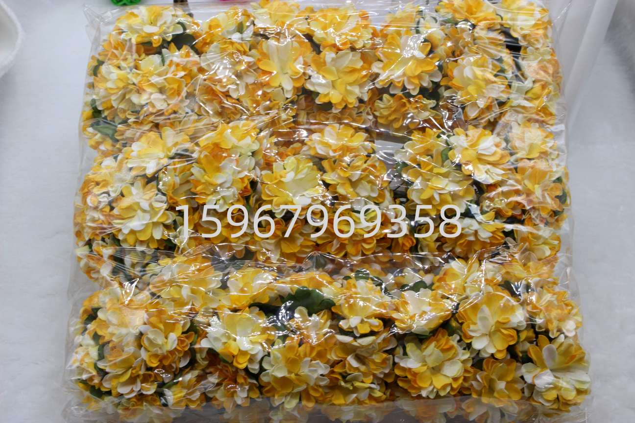 Carnation artificial flowers, artificial garden green plant accessories, Christmas wreath decorations, artificial plant wreaths add to the festive atmosphere