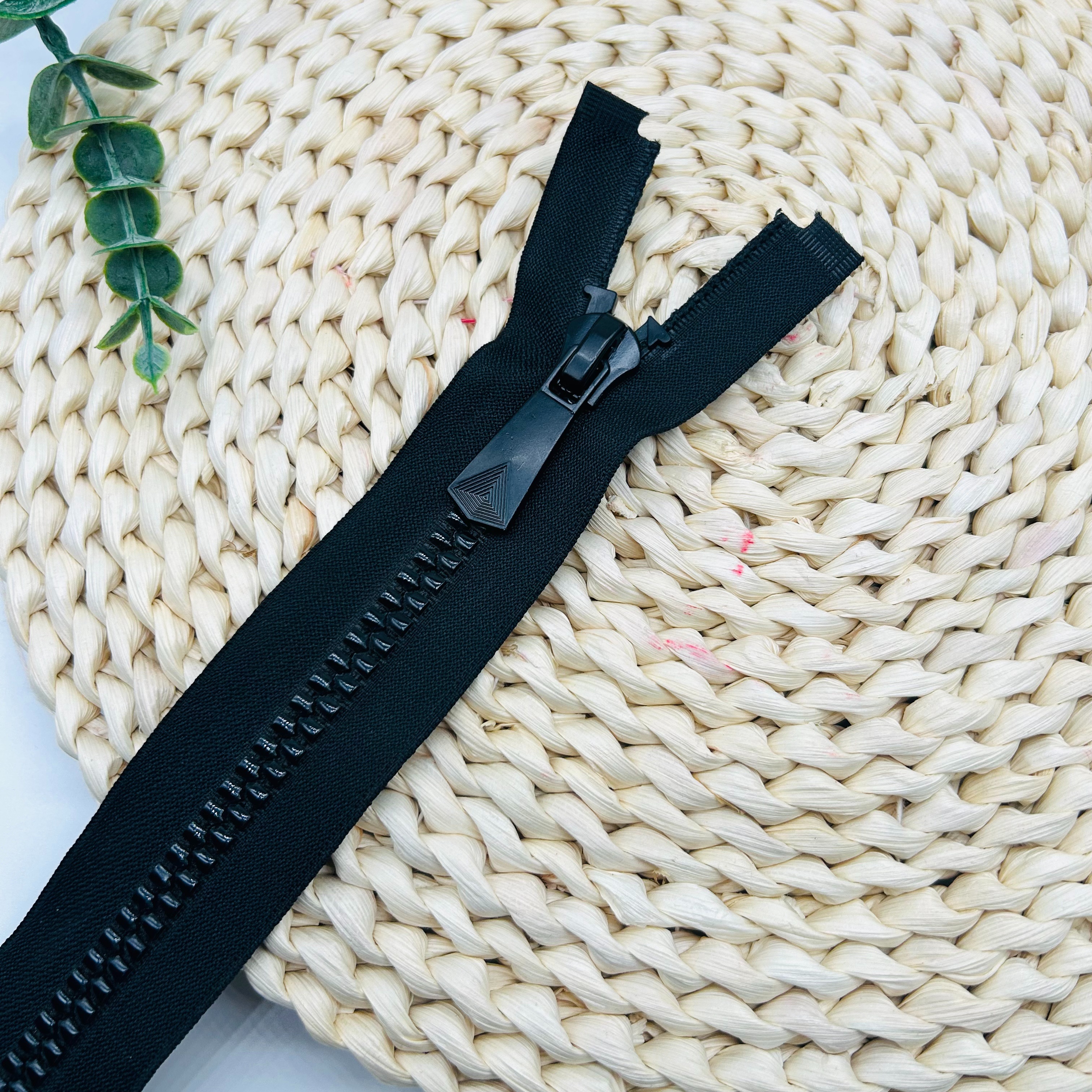Special Toothed Resin Zipper No. 5#8 With Open And Closed Ends Specification drawing