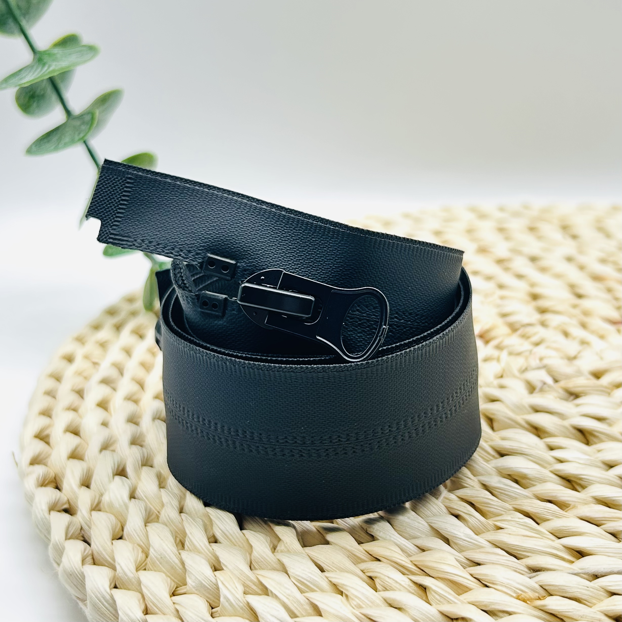 The 8#Tpu Waterproof Zipper Pull-Down Piece Has An Open And Closed Tail Application Scenario