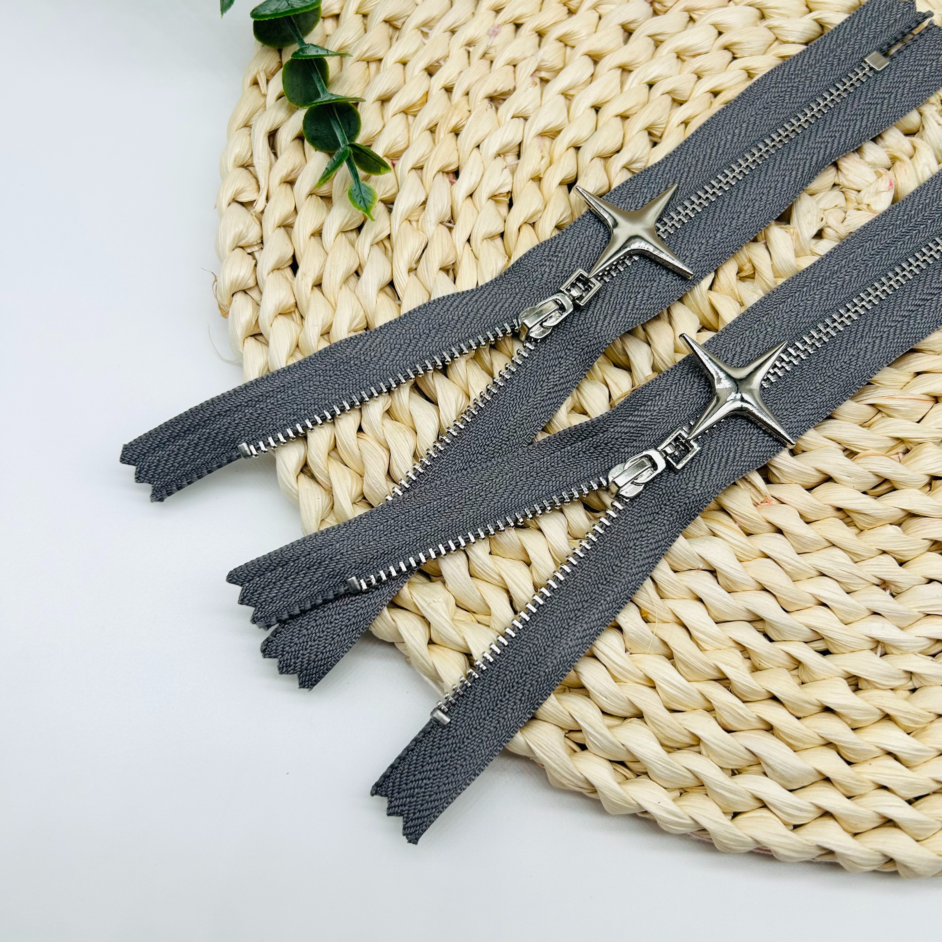 No. 3 And No. 5 Platinum Copper Metal Zipper With A Closed Tail And Star-Shaped Pull Tab details Picture