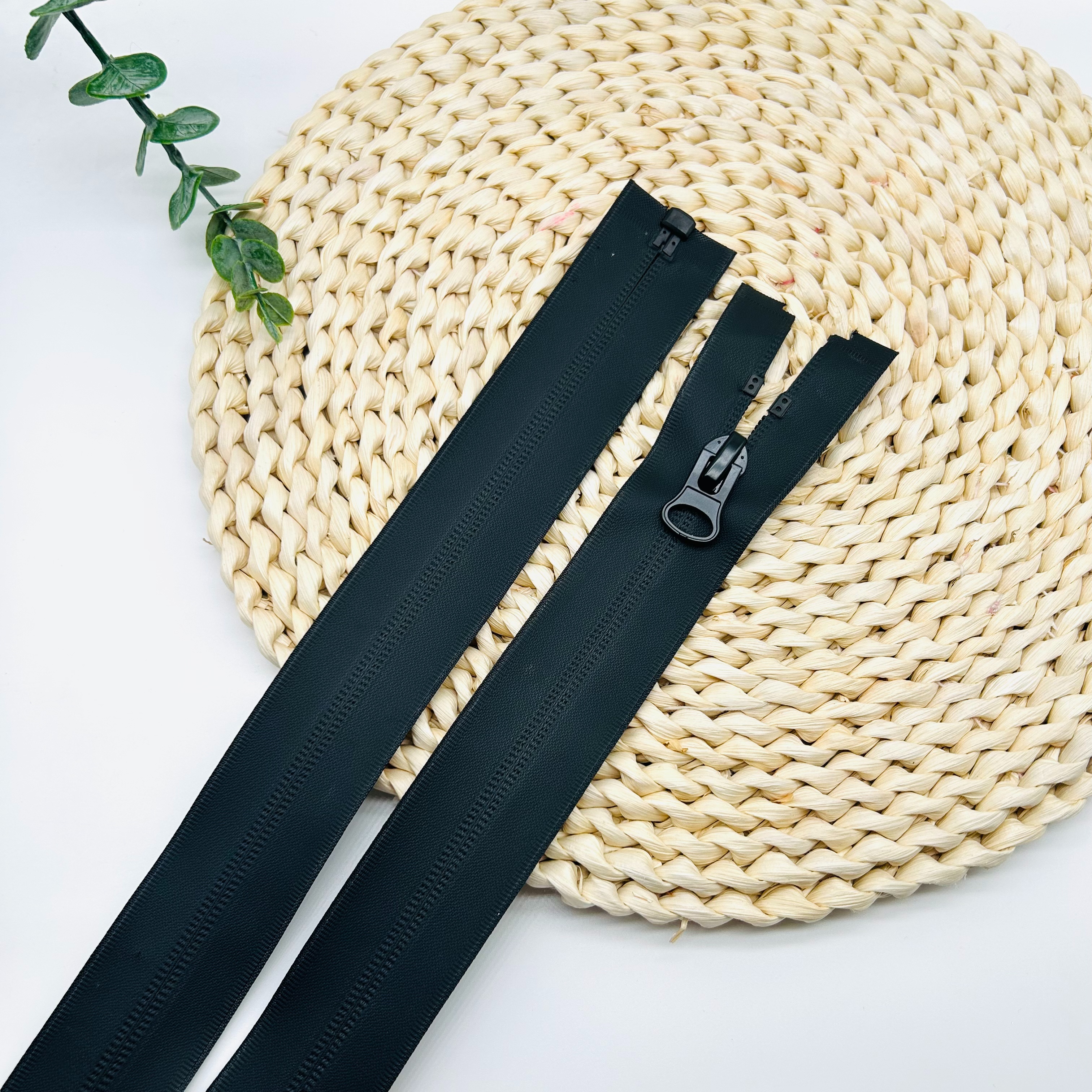 The 8#Tpu Waterproof Zipper Pull-Down Piece Has An Open And Closed Tail Item Picture