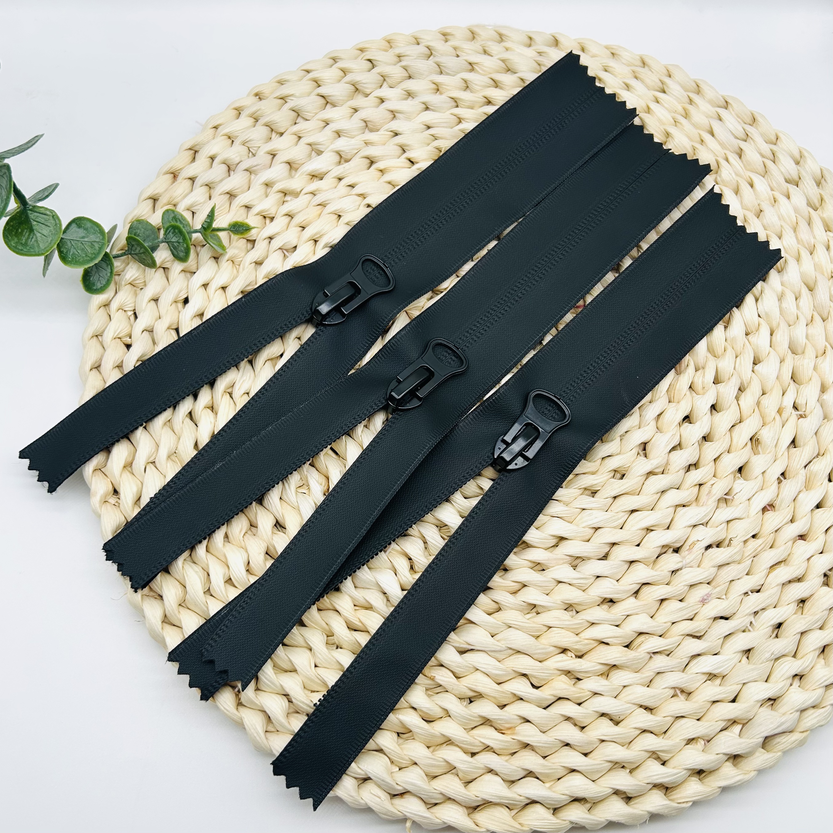 The 8#Tpu Waterproof Zipper Pull-Down Piece Has An Open And Closed Tail details Picture