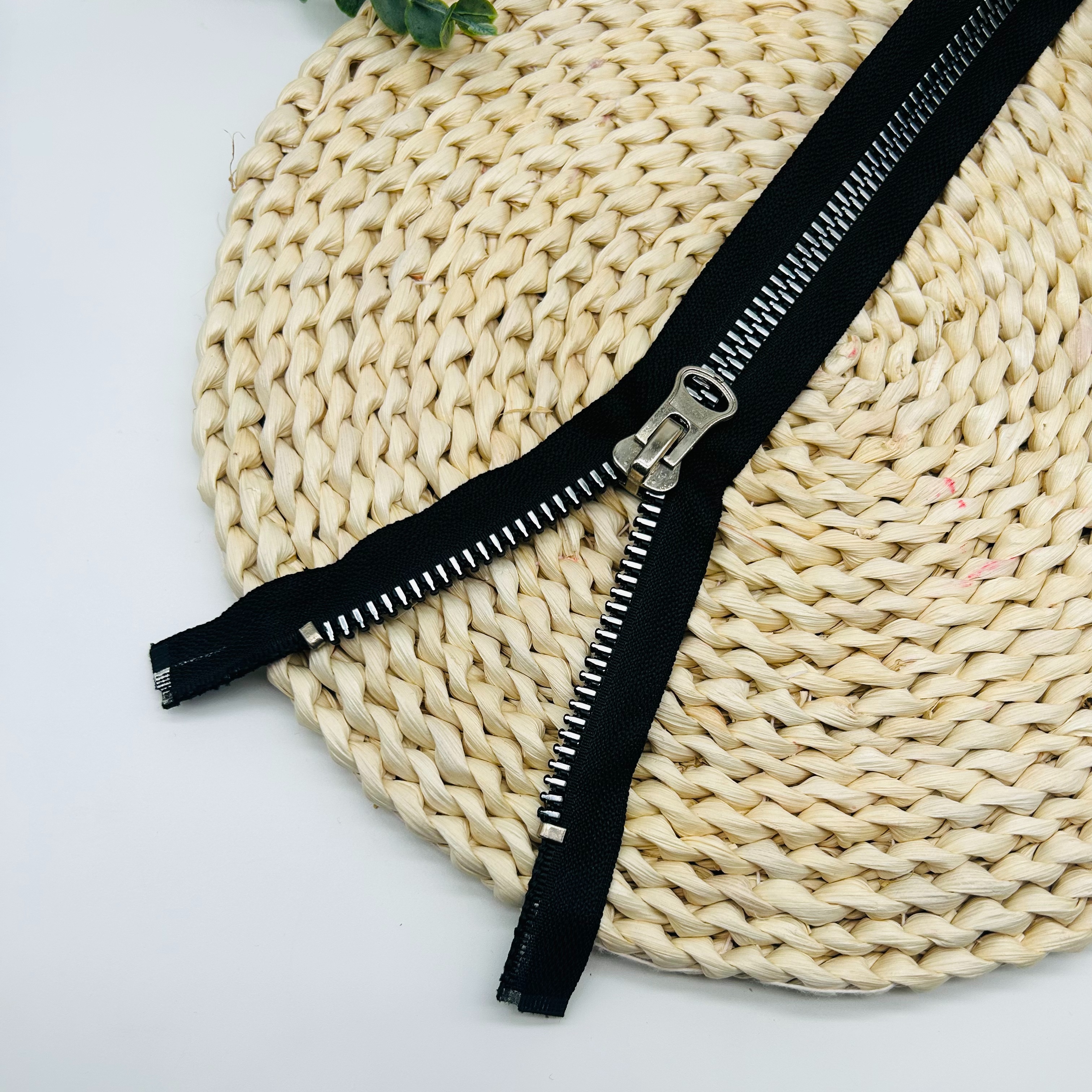 5# And 8# Anti-Metal Fine Thread Blacksmithing Open-End Zippers Application Scenario