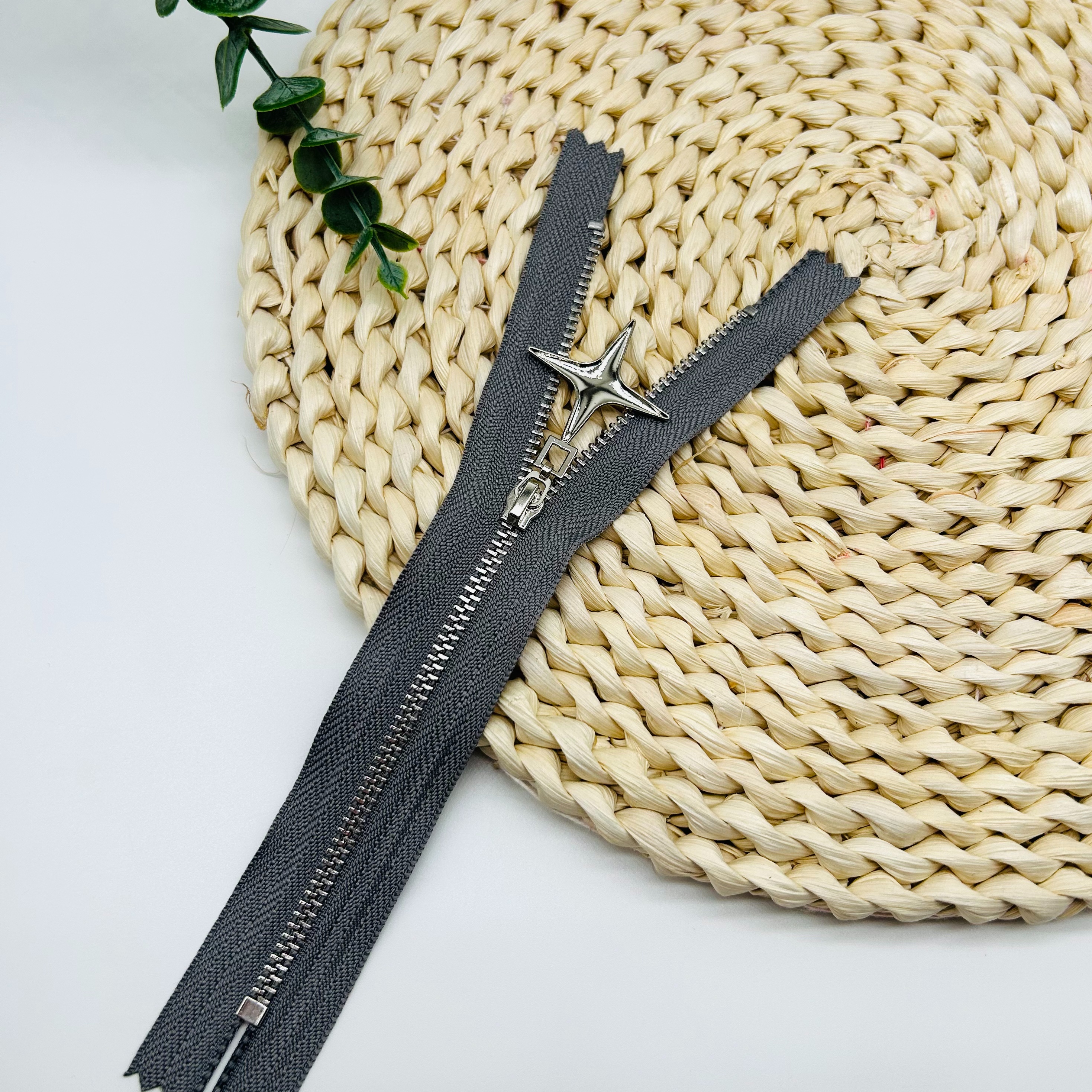 No. 3 And No. 5 Platinum Copper Metal Zipper With A Closed Tail And Star-Shaped Pull Tab Specification drawing