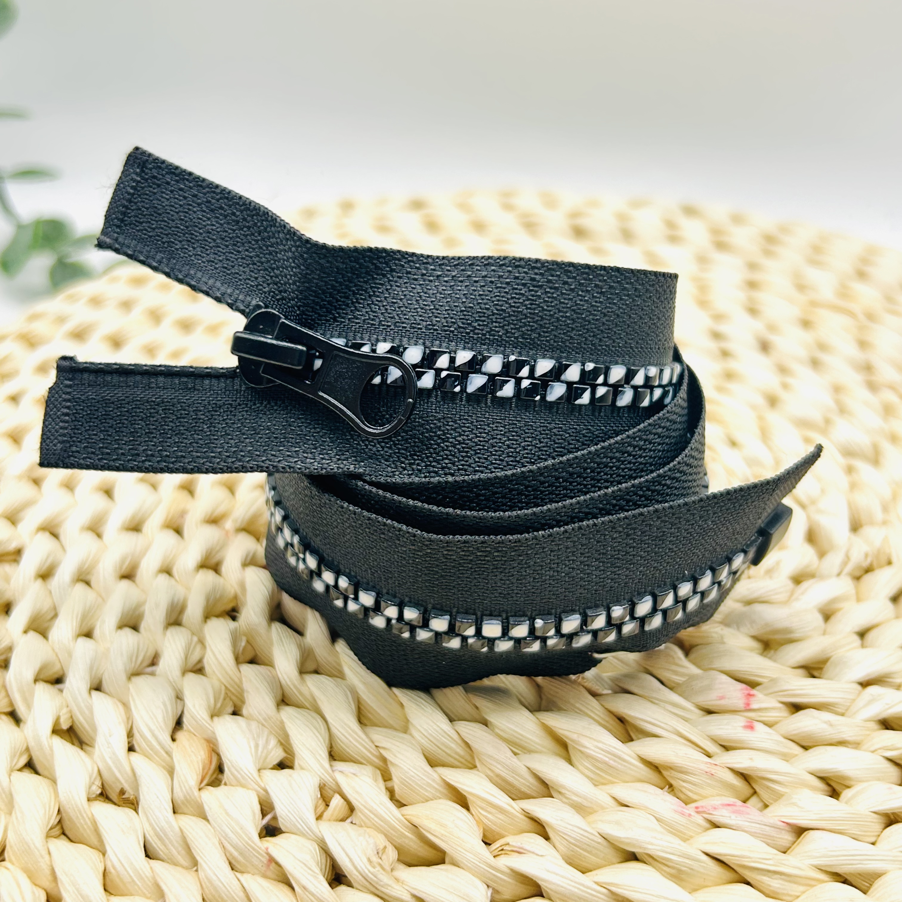 5#8# Square Tooth Open-Tail And Closed-Tail Zipper With Special Craftsmanship details Picture
