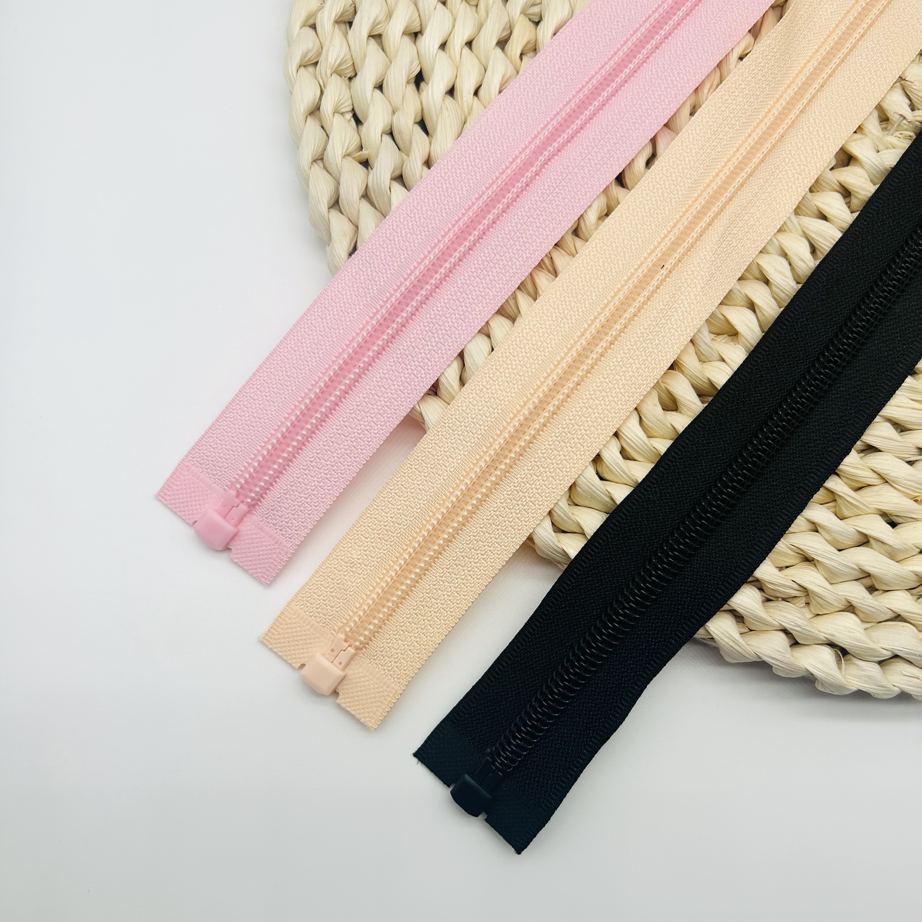 5# Nylon Is Being Pulled Open At The Tail, With A High-Quality Light Gold-Plated Shaking Head details Picture