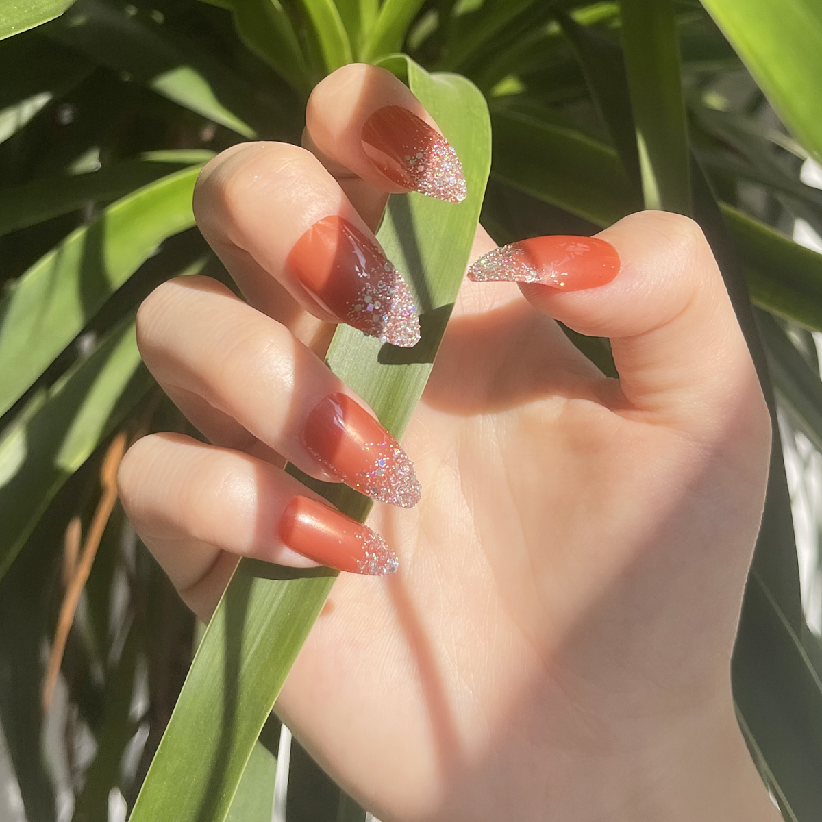 24 PCS PRESS ON NAIL TIPS STILETTO SHAPE RED BACKGROUND AND SLIVERY GLITTER Application Scenario