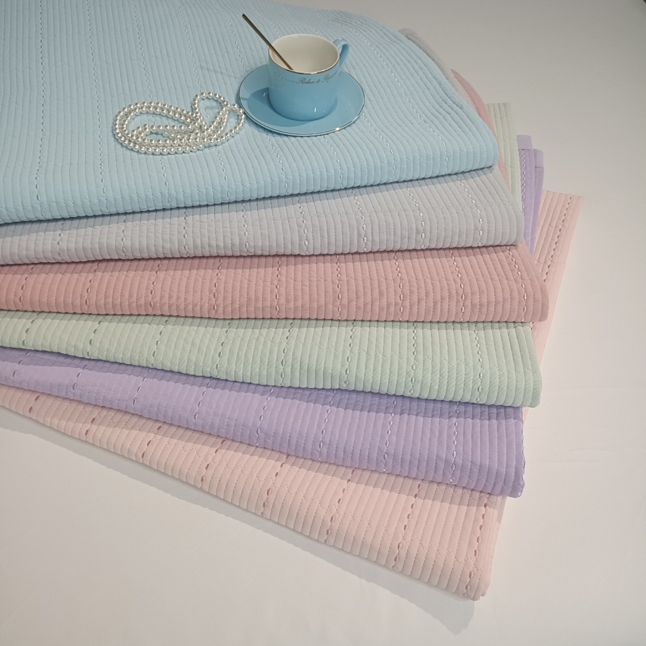 The bed cover is embroidered with rice grains in plain color and cool silk. The four-right bed cover is quilted and is being cleared out. It's a bargain from the source factory for promotion