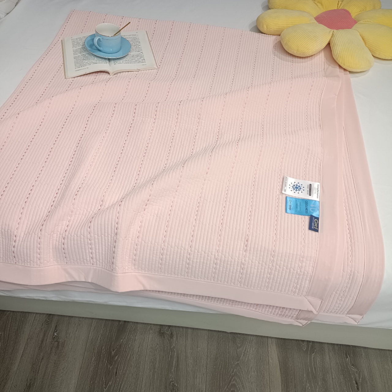 The bed cover is embroidered with rice grains in plain color and cool silk. The four-right bed cover is quilted and is being cleared out. It's a bargain from the source factory for promotion details Picture