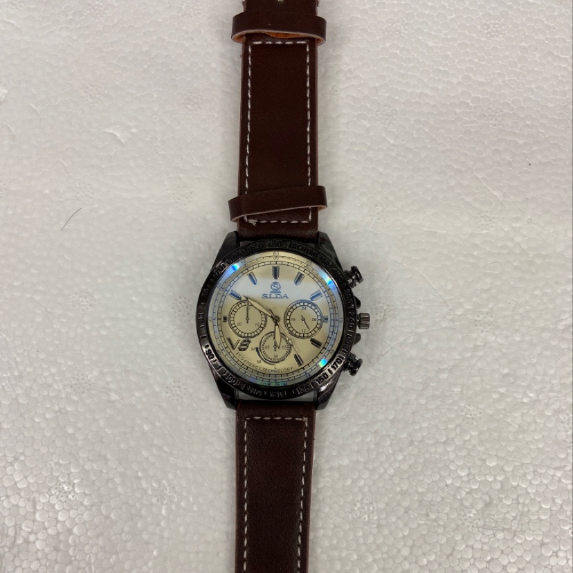 Classic and elegant apricot-colored watch, fashionable men's watch wrist