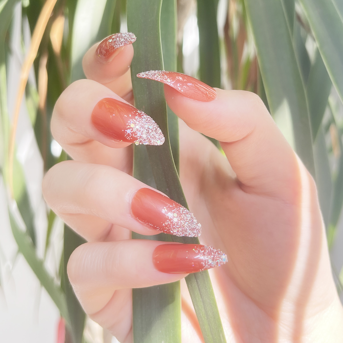 24 PCS PRESS ON NAIL TIPS STILETTO SHAPE RED BACKGROUND AND SLIVERY GLITTER Specification drawing