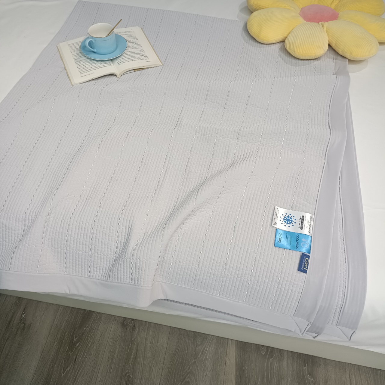 The bed cover is embroidered with rice grains in plain color and cool silk. The four-right bed cover is quilted and is being cleared out. It's a bargain from the source factory for promotion Application Scenario
