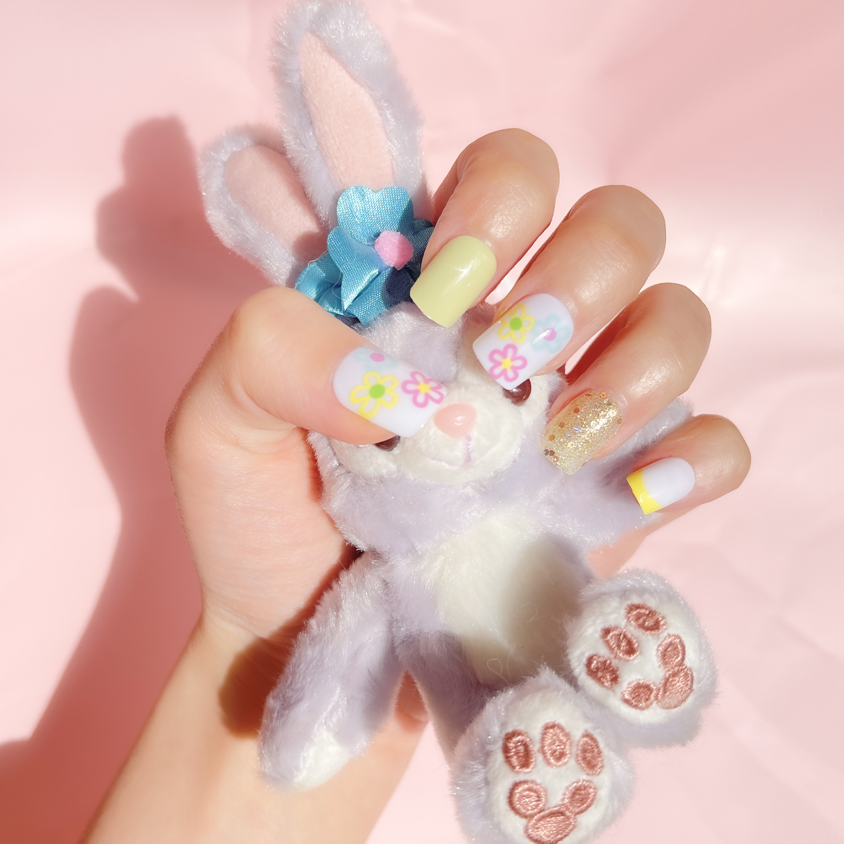 24 PCS PRESS ON NAIL TIPS SQUARE SHAPE COLORFUL FLOWER AND GOLD GLITTER Application Scenario