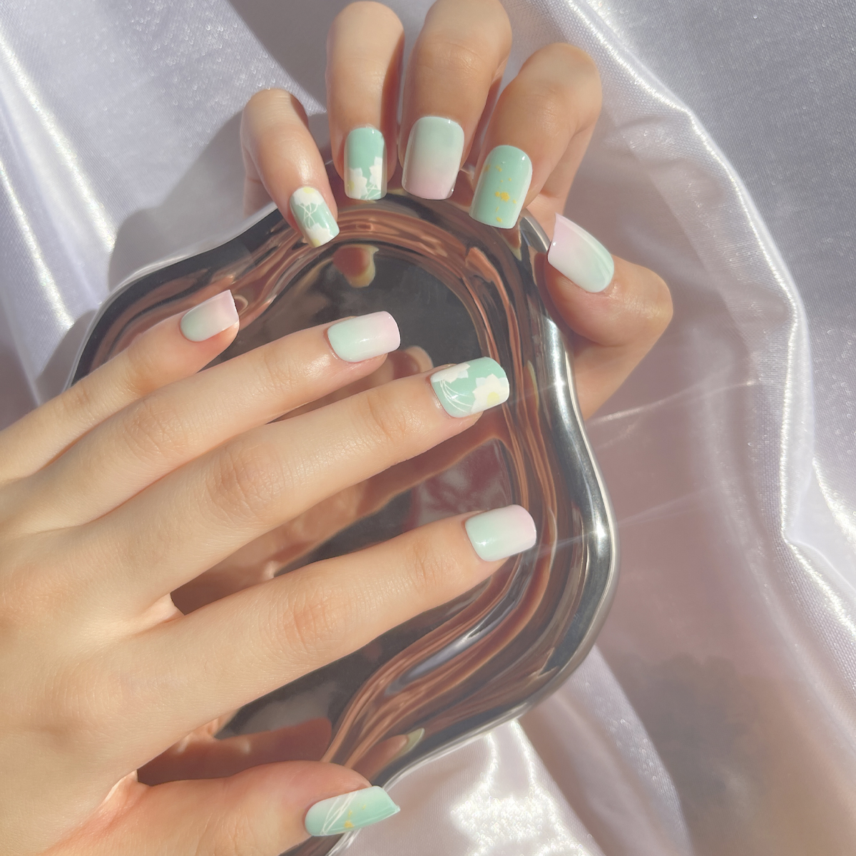 24 PCS PRESS ON NAIL TIPS SQUARE SHAPE GREEN BACKGROUND AND WHITE FLOWER full figure