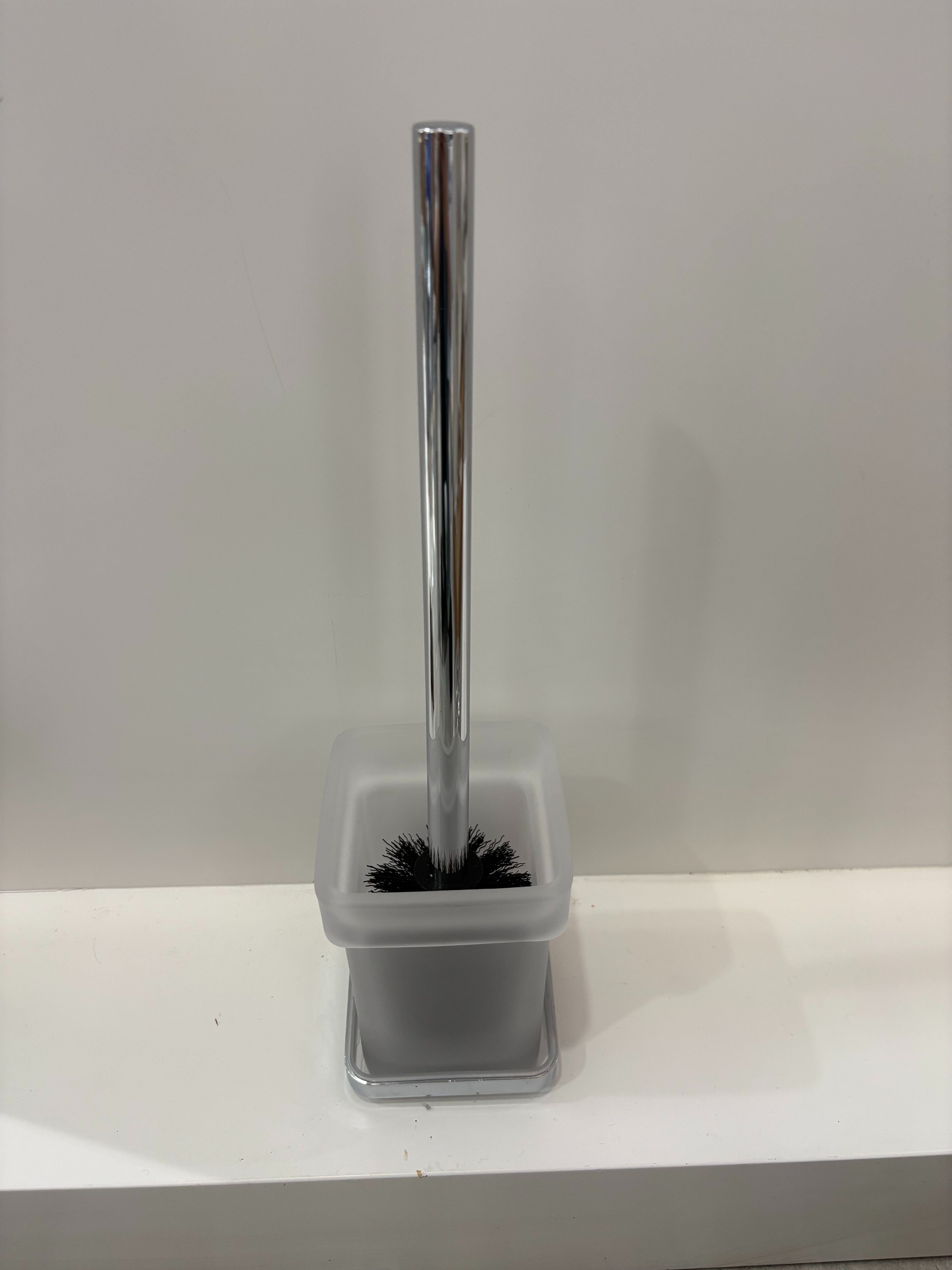 Simple black toilet brush holder set without drilling, space aluminum bathroom toilet frame, toilet brush head, cup holder, square details Picture