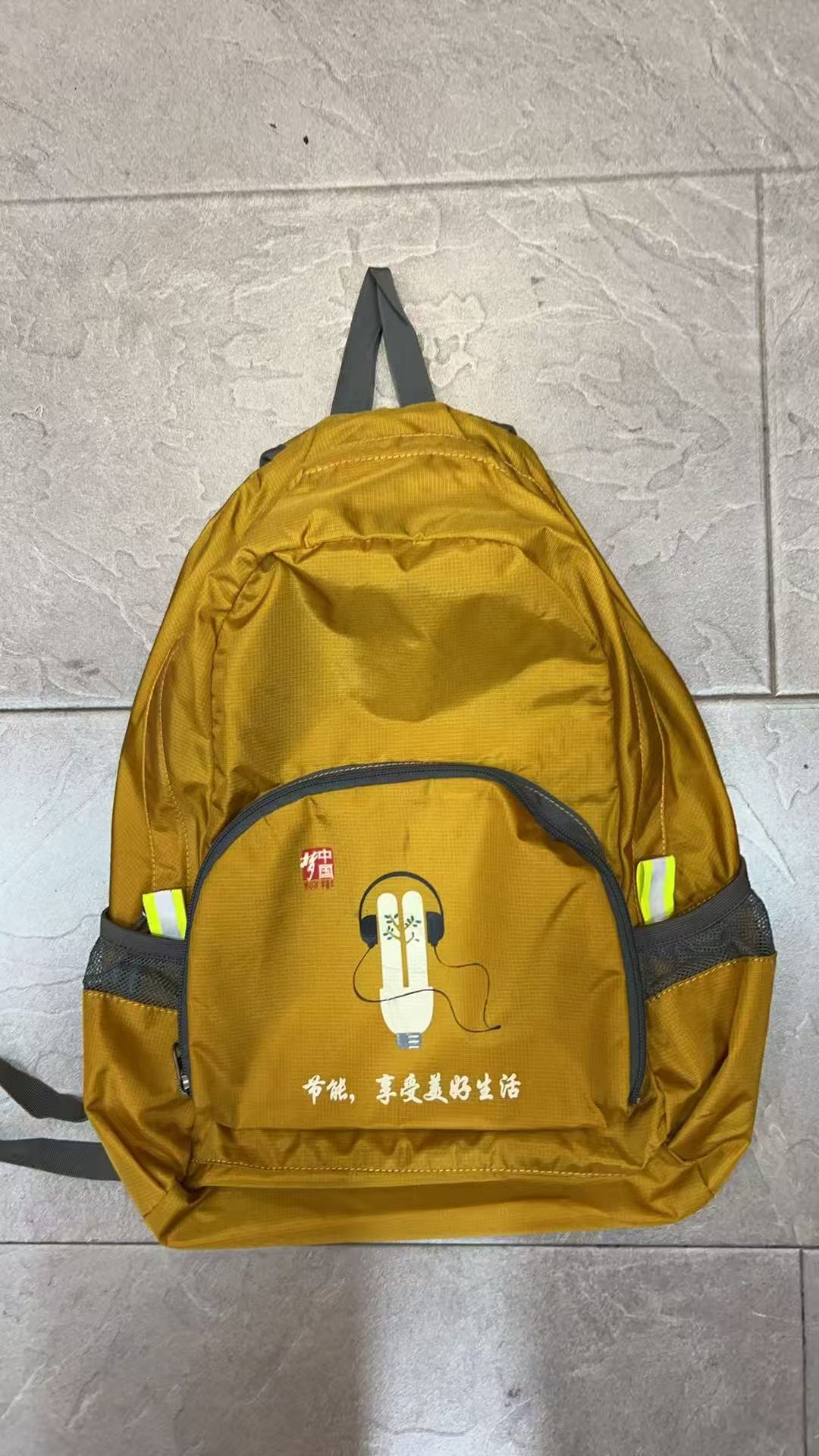 国潮双肩背包黄色5555