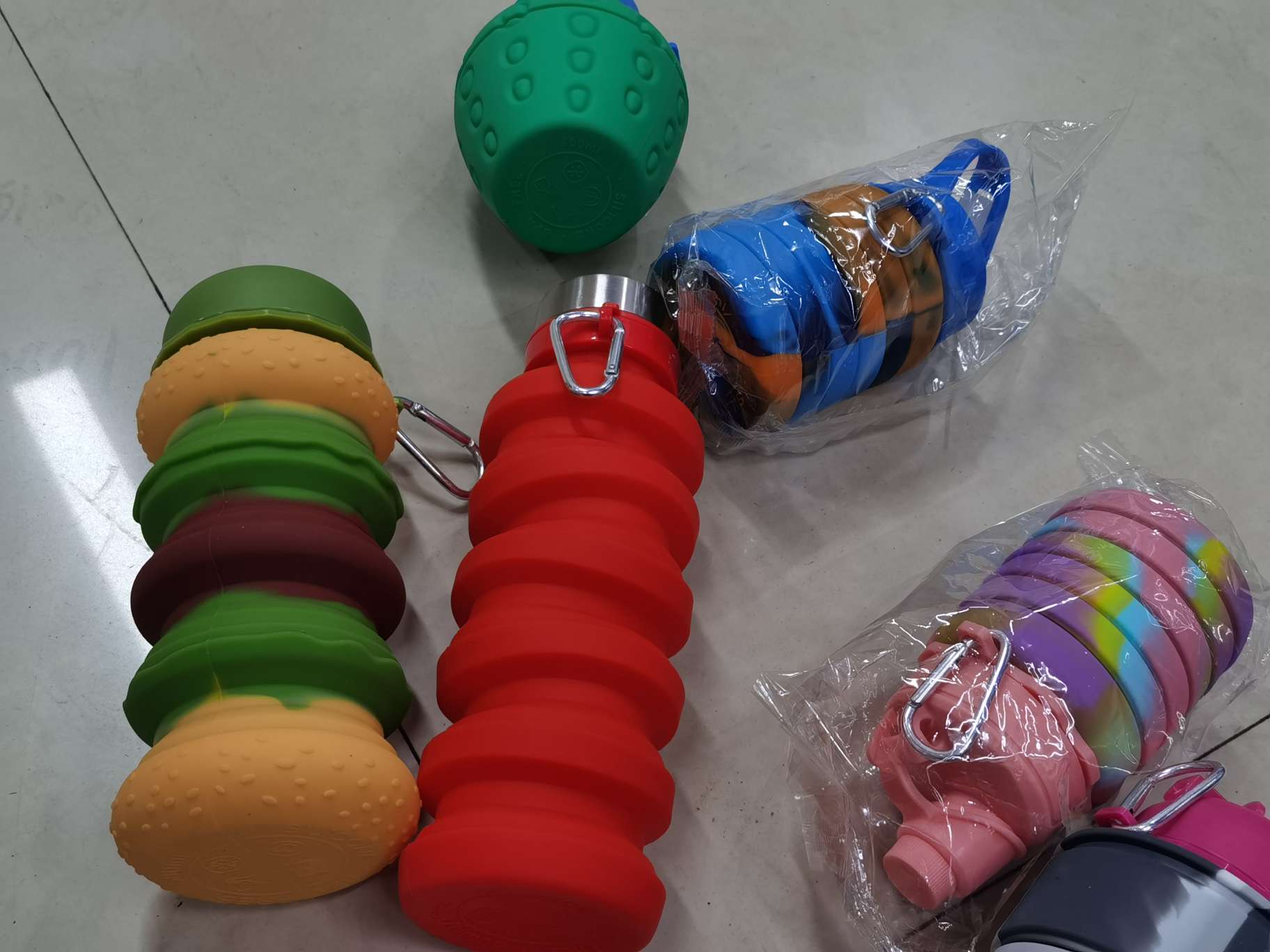 Silicone food-grade water cups, travel sports water bottles, outdoor silicone folding cups, large-capacity children's telescopic silicone cups details Picture