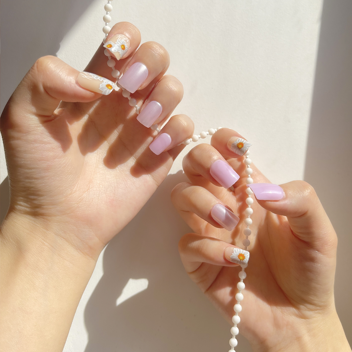 24 PCS PRESS ON NAIL TIPS SQUARE SHAPE LITTLE DAISY PINK PEARL Application Scenario