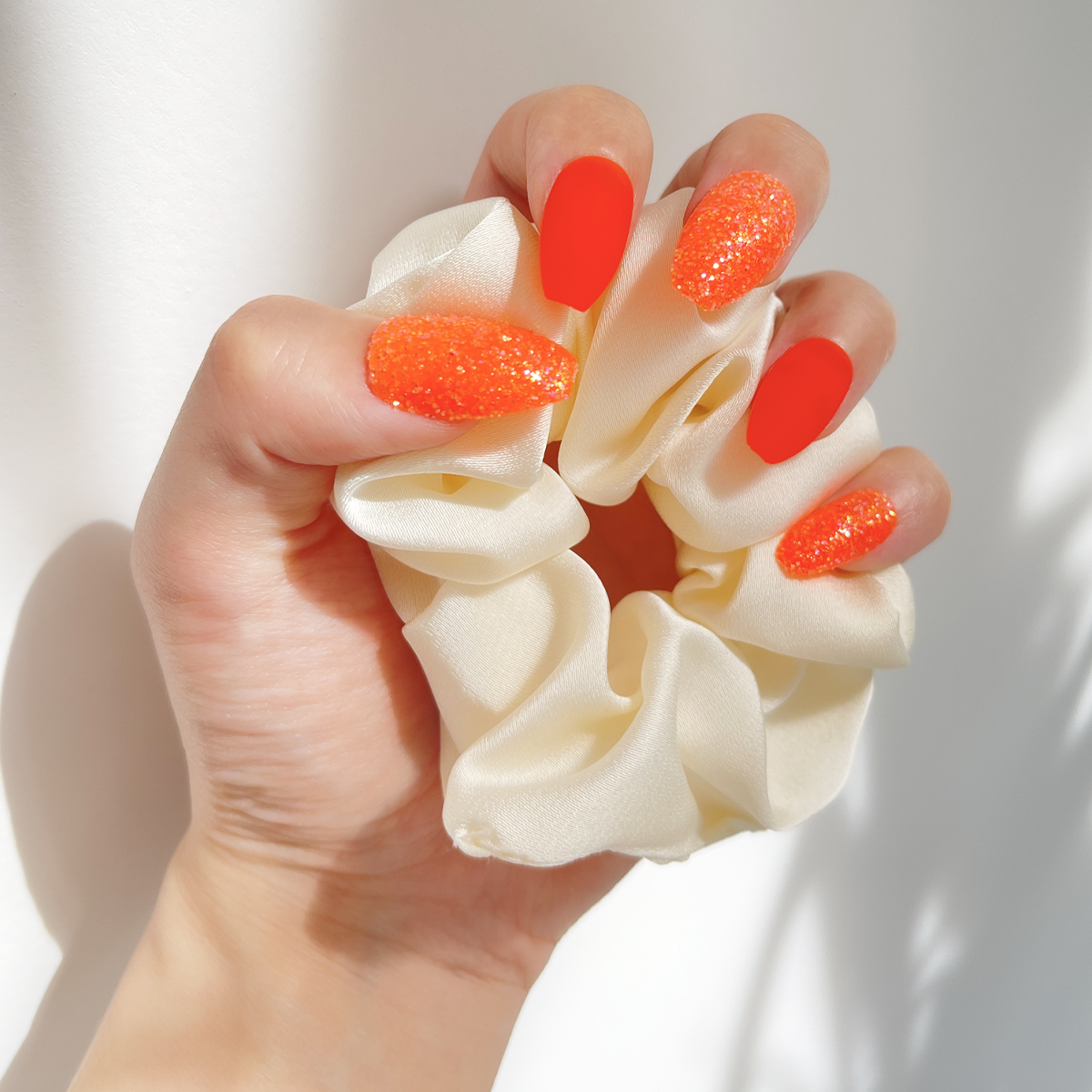 24 PCS PRESS ON NAIL TIPS COFFIN SHAPE ORANGE MATTE AND GLITTER full figure