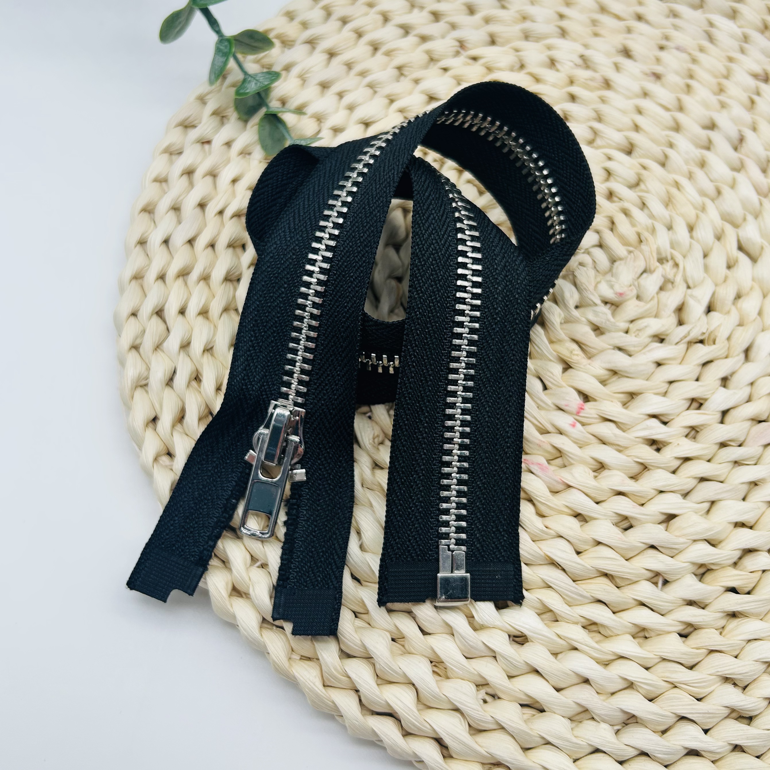 8# Platinum Y-Tooth Automatic Head Metal Zipper Premium Opening And Closing End Application Scenario
