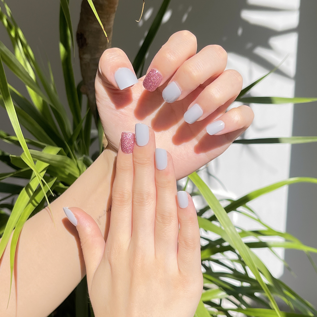 24 PCS PRESS ON NAIL TIPS ROUND SHAPE BLUE AND PINK GLITTER Item Picture