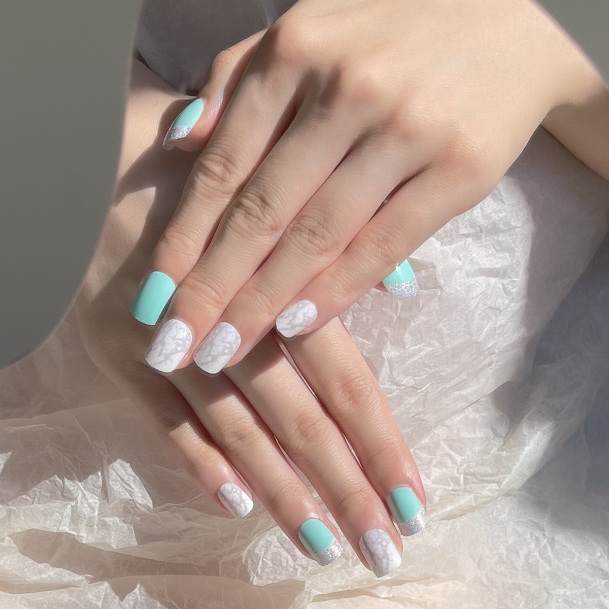 24 PCS PRESS ON NAIL TIPS ROUND SHAPE MINT GREEN WITH SLIVERY GLITTER full figure