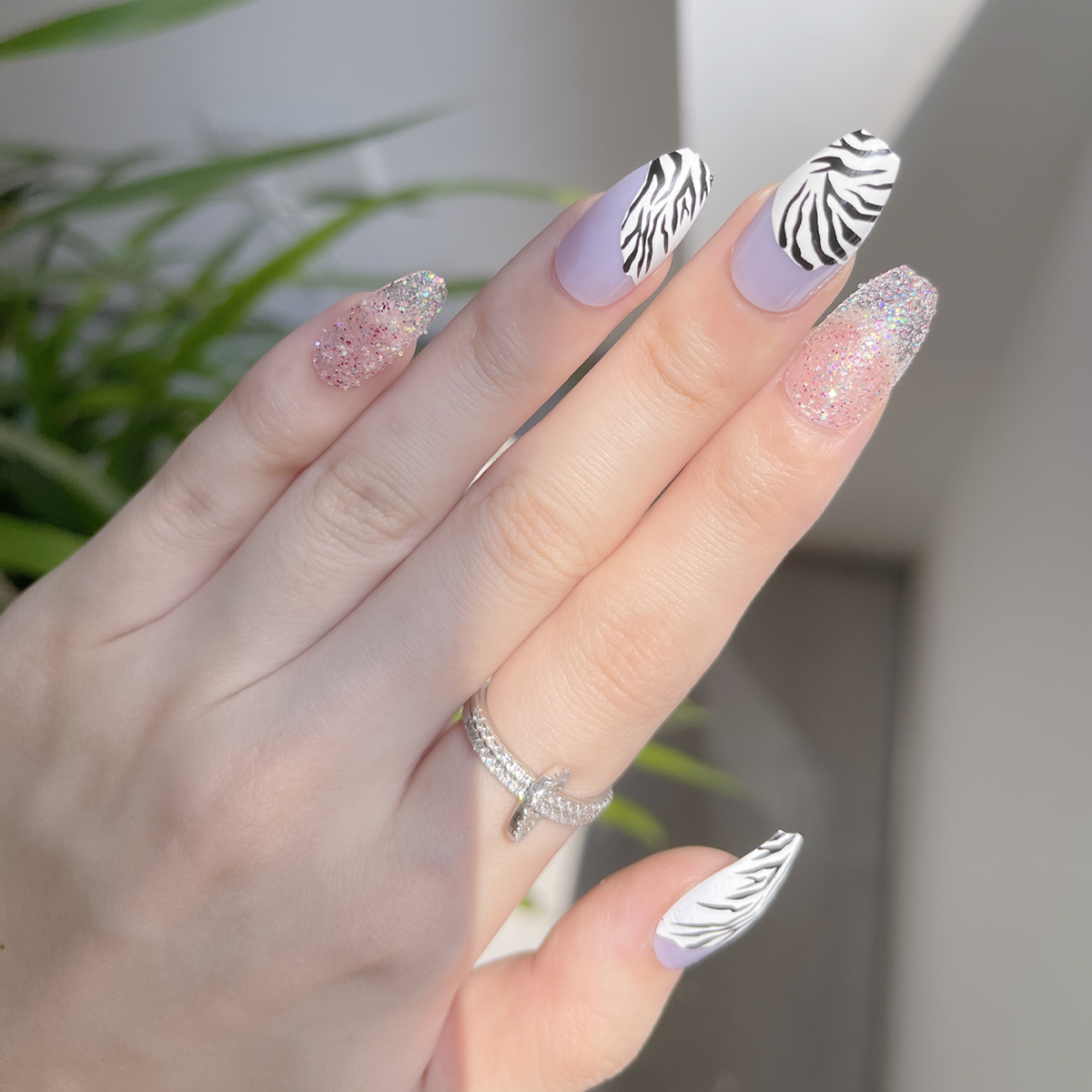 24 PCS PRESS ON NAIL TIPS COFFIN SHAPE ZEBRA STRIPES WITH SHINING GLITTER Application Scenario
